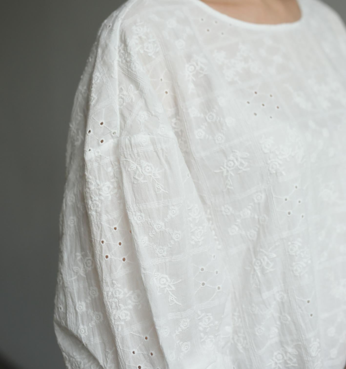 フォーリン アンド コー fall-in&co ふんわり パフスリーブ 花柄刺繍ブラウス コットン 5分袖 230509-3 （ホワイト） ホワイト