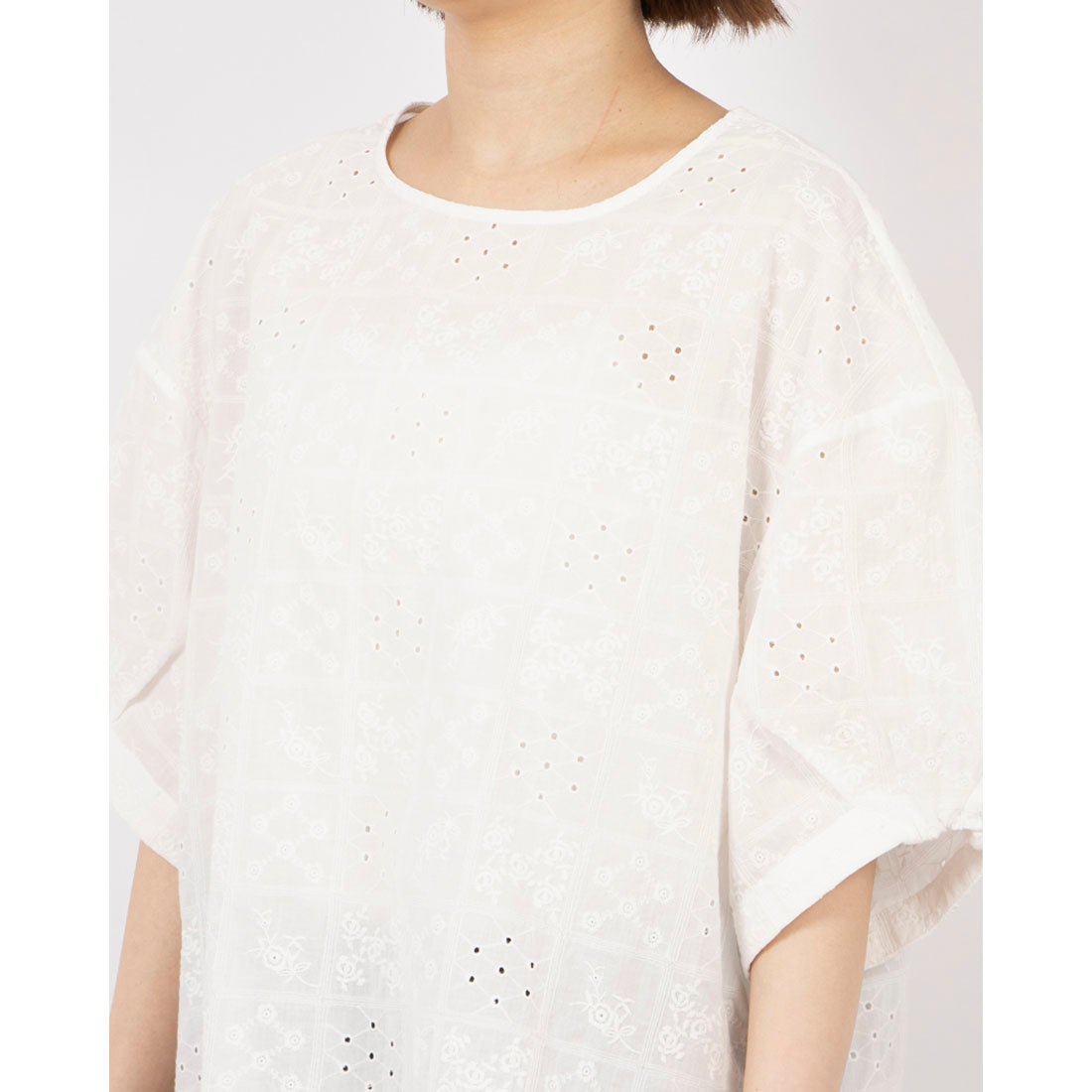フォーリン アンド コー fall-in&co ふんわり パフスリーブ 花柄刺繍ブラウス コットン 5分袖 230509-3 （ホワイト） ホワイト