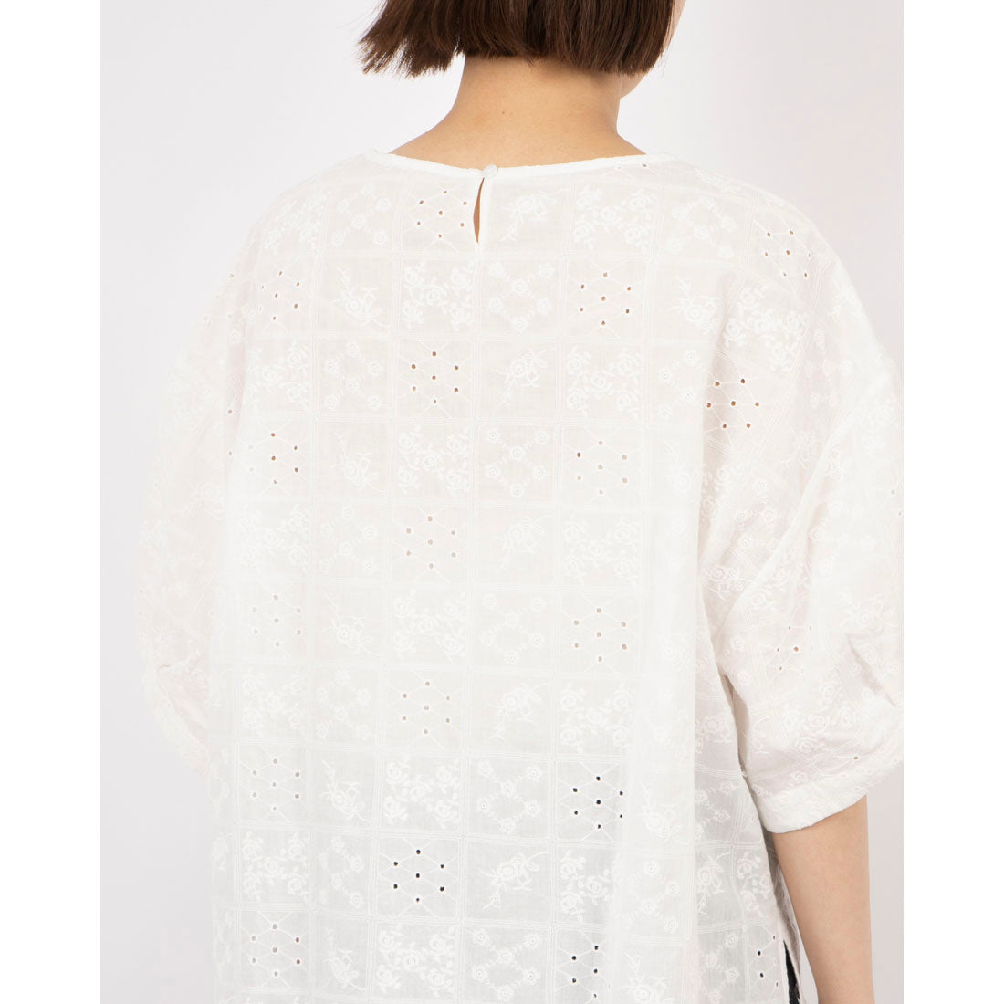 フォーリン アンド コー fall-in&co ふんわり パフスリーブ 花柄刺繍ブラウス コットン 5分袖 230509-3 （ホワイト） ホワイト