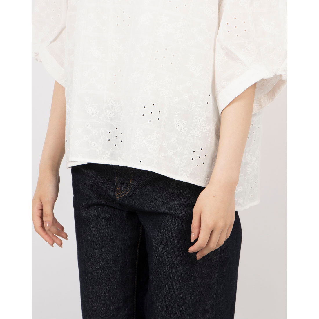 フォーリン アンド コー fall-in&co ふんわり パフスリーブ 花柄刺繍ブラウス コットン 5分袖 230509-3 （ホワイト） ホワイト