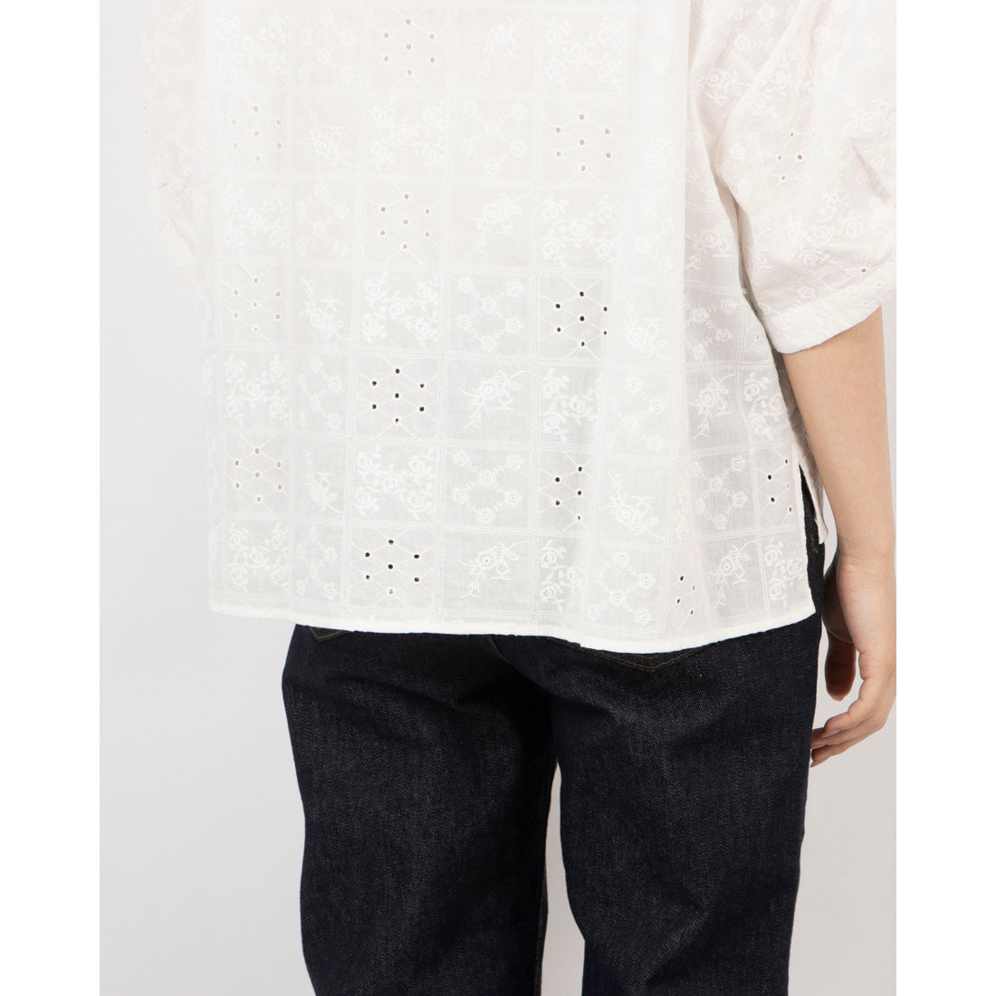 フォーリン アンド コー fall-in&co ふんわり パフスリーブ 花柄刺繍ブラウス コットン 5分袖 230509-3 （ホワイト） ホワイト