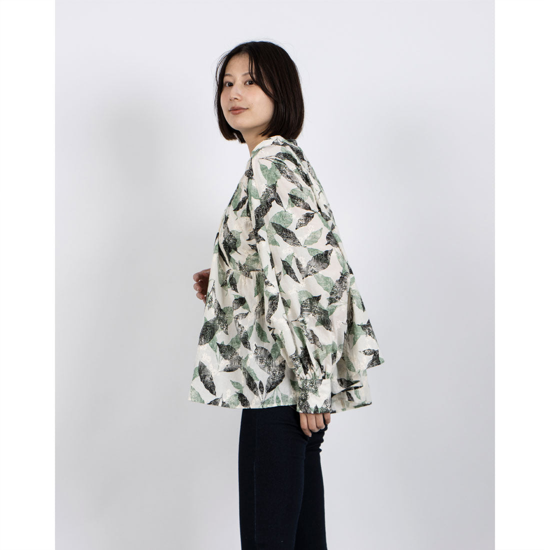 フォーリン アンド コー fall-in&co さらりと着こなすだけで上品に着映えする 刺繍入りブラウス 長袖 緑*ブラック 240507-2 （緑*ブラック） 緑*ブラック