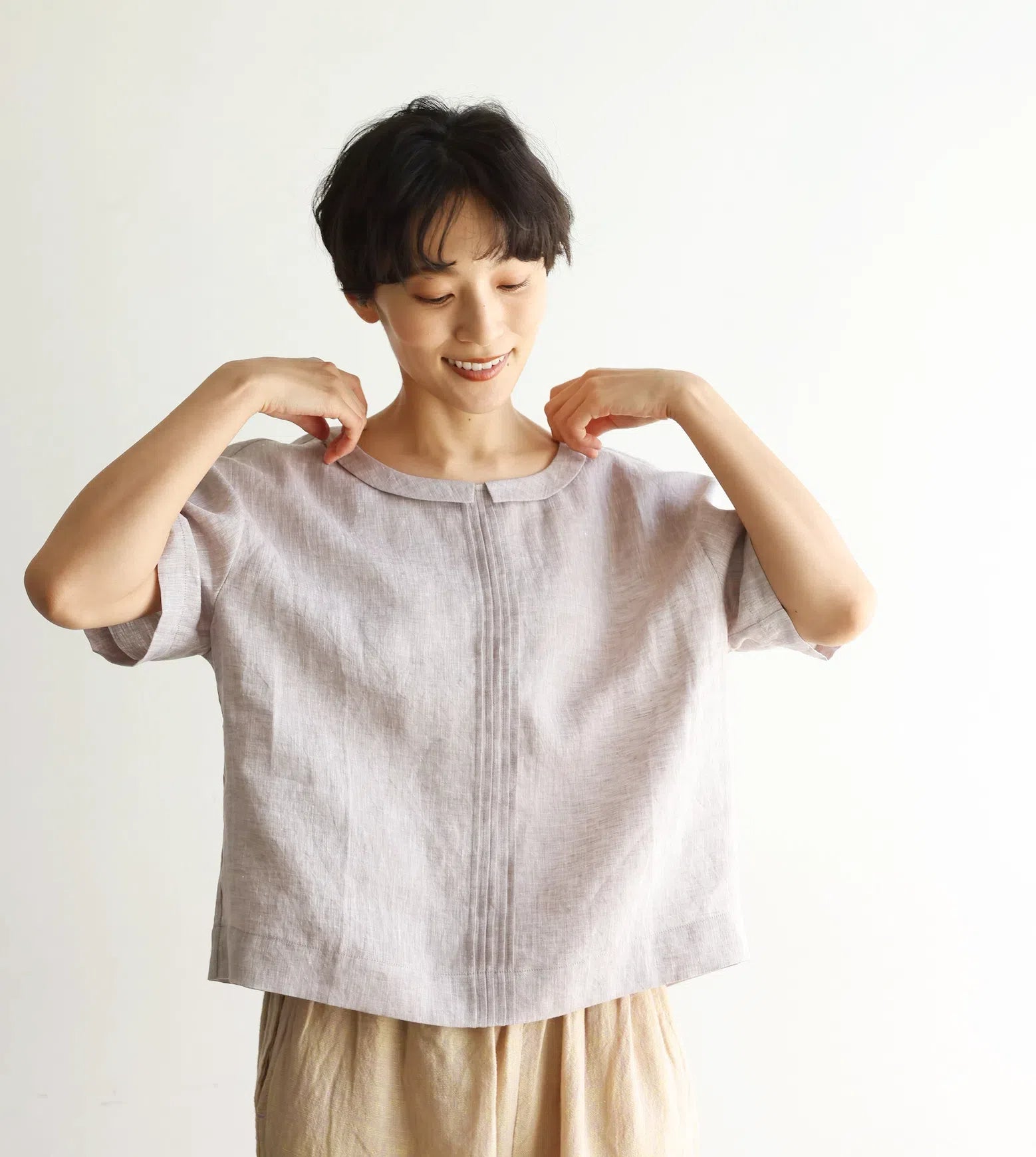 フォーリン アンド コー fall-in&co 涼やかに着られるリネンプルオーバー 半袖ブラウス ピンタック入り 紫がかった灰色 240622-2 （紫がかった灰色） 紫がかった灰色