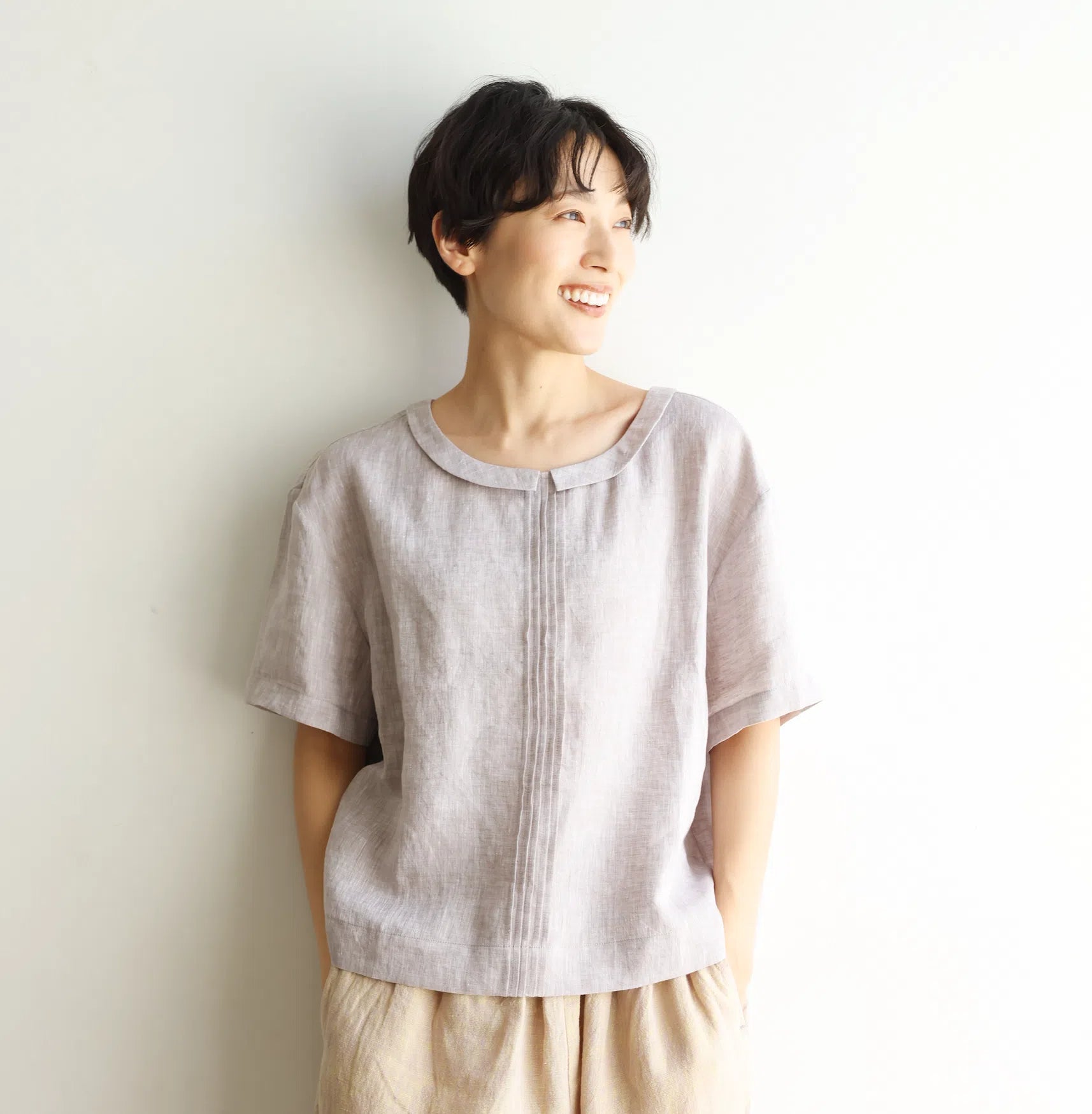 フォーリン アンド コー fall-in&co 涼やかに着られるリネンプルオーバー 半袖ブラウス ピンタック入り 紫がかった灰色 240622-2 （紫がかった灰色） 紫がかった灰色