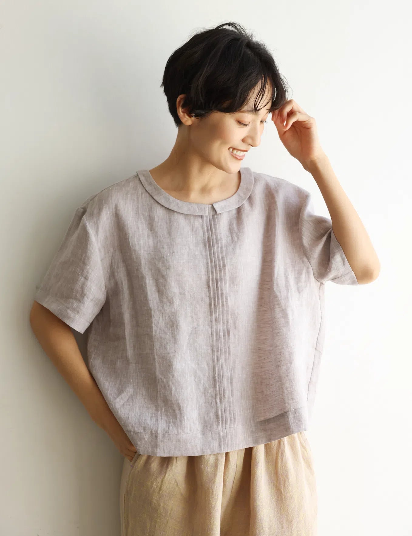 フォーリン アンド コー fall-in&co 涼やかに着られるリネンプルオーバー 半袖ブラウス ピンタック入り 紫がかった灰色 240622-2 （紫がかった灰色） 紫がかった灰色