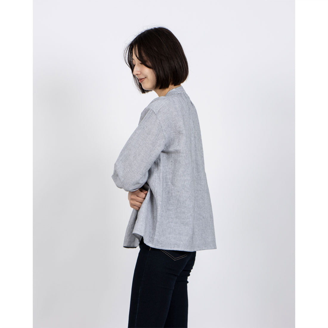 フォーリン アンド コー fall-in&co 手作業であしらったランダムピンタック入りブラウス コットンリネン ストライプ  230913-1 （グレー） グレー