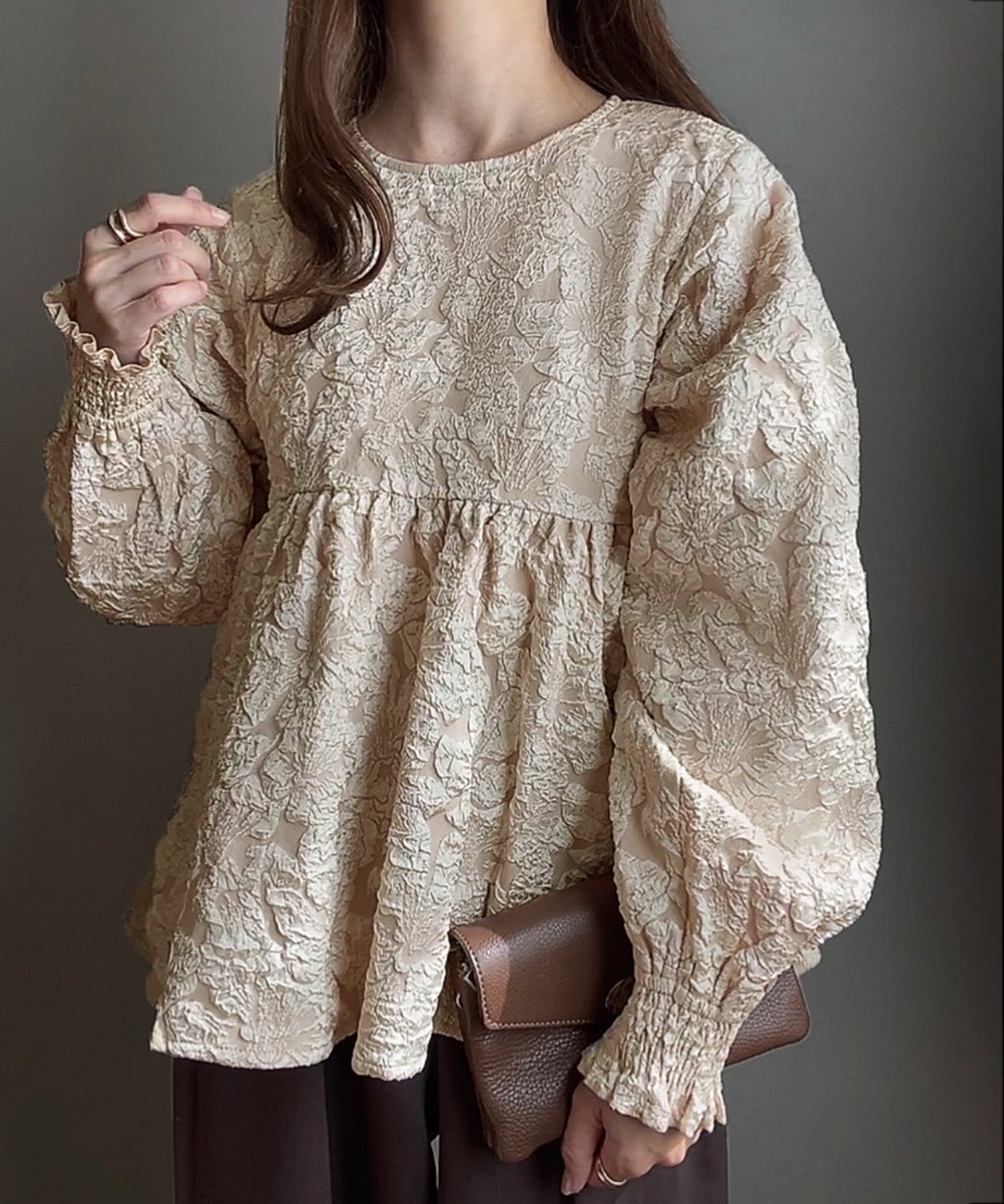 フィルー FILLOU FILLOU フラワージャガードペプラムトップス,ベージュ