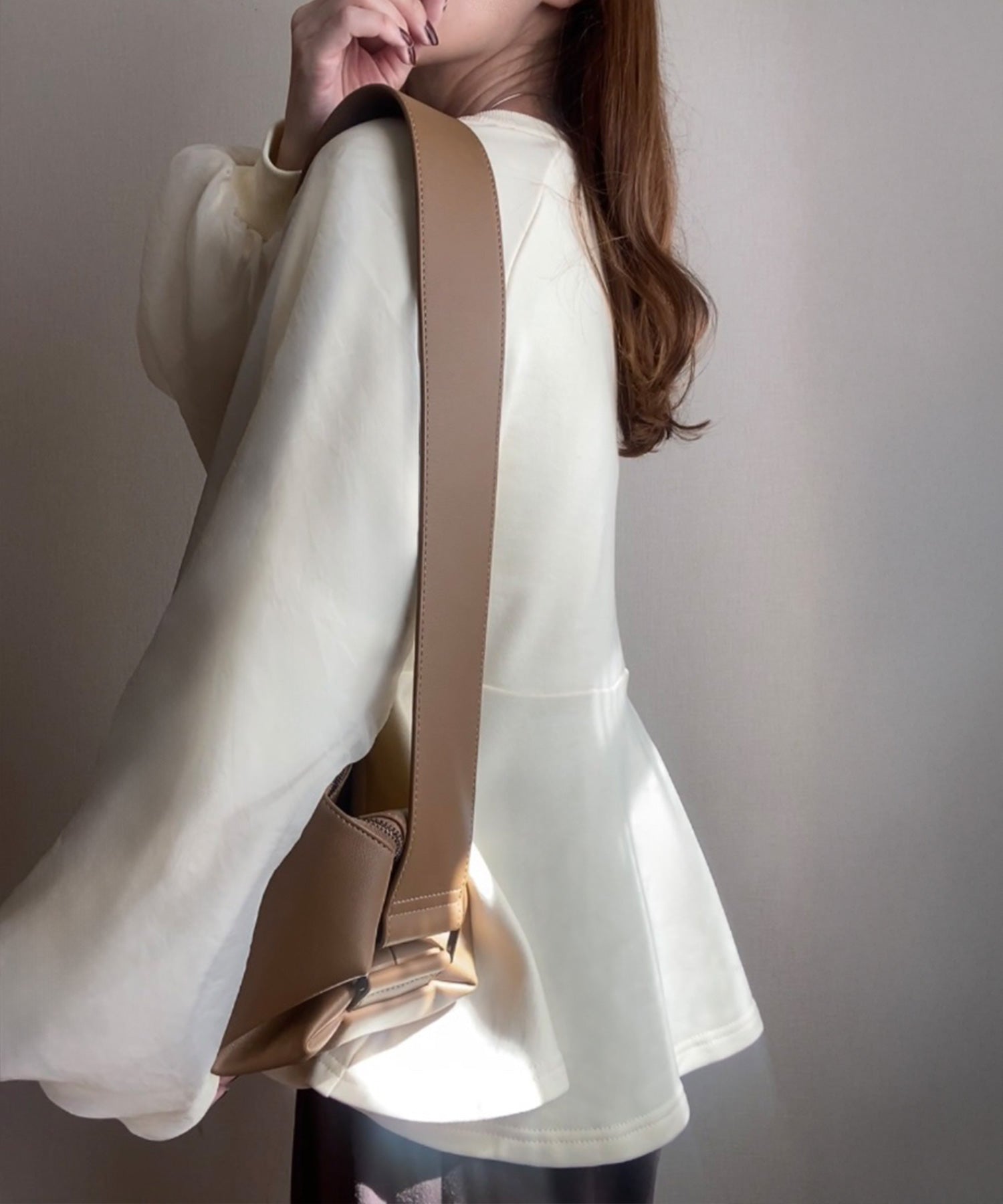 フィルー FILLOU FILLOU シアスリーブペプラムトップス