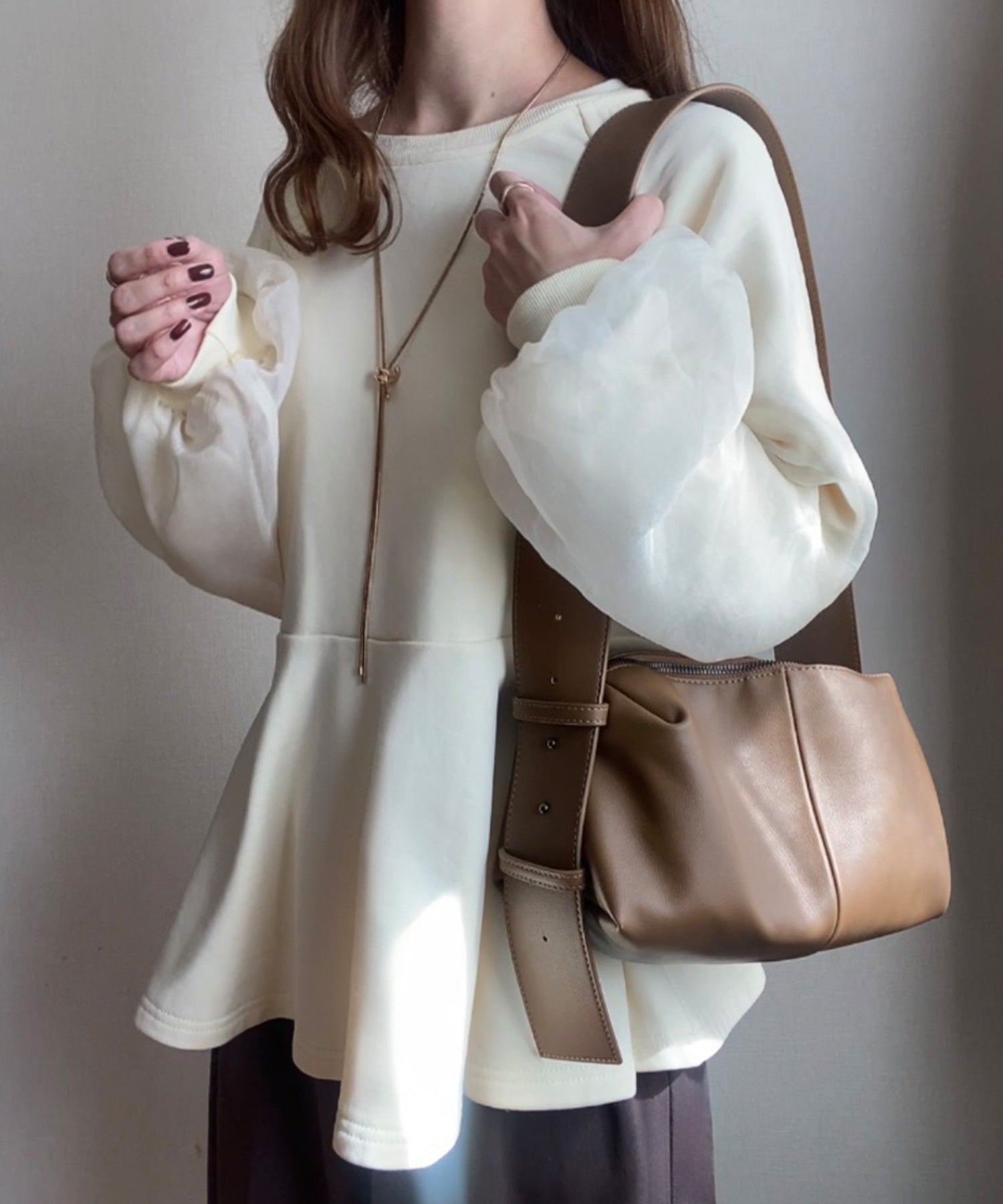 フィルー FILLOU FILLOU シアスリーブペプラムトップス