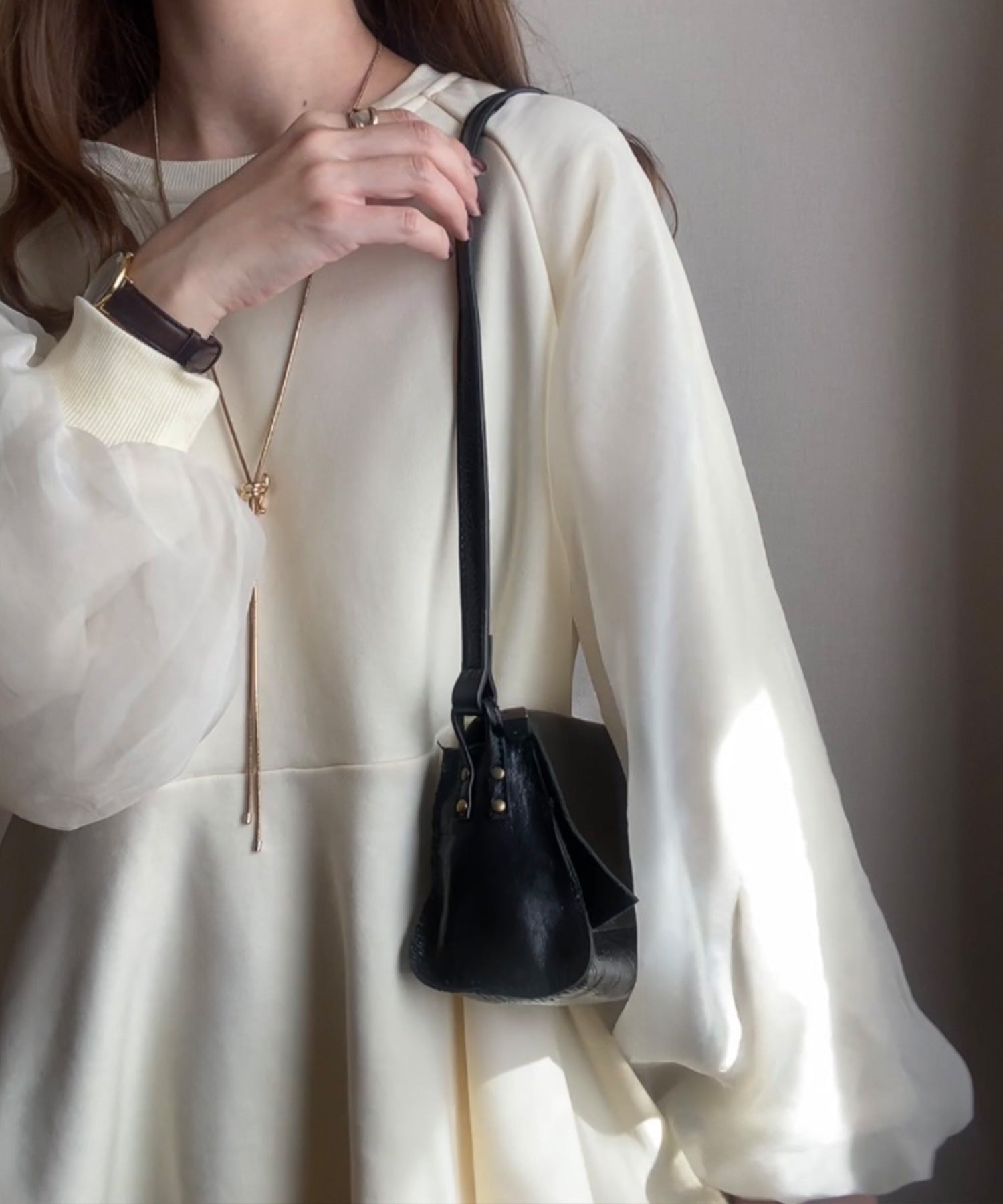 フィルー FILLOU FILLOU シアスリーブペプラムトップス