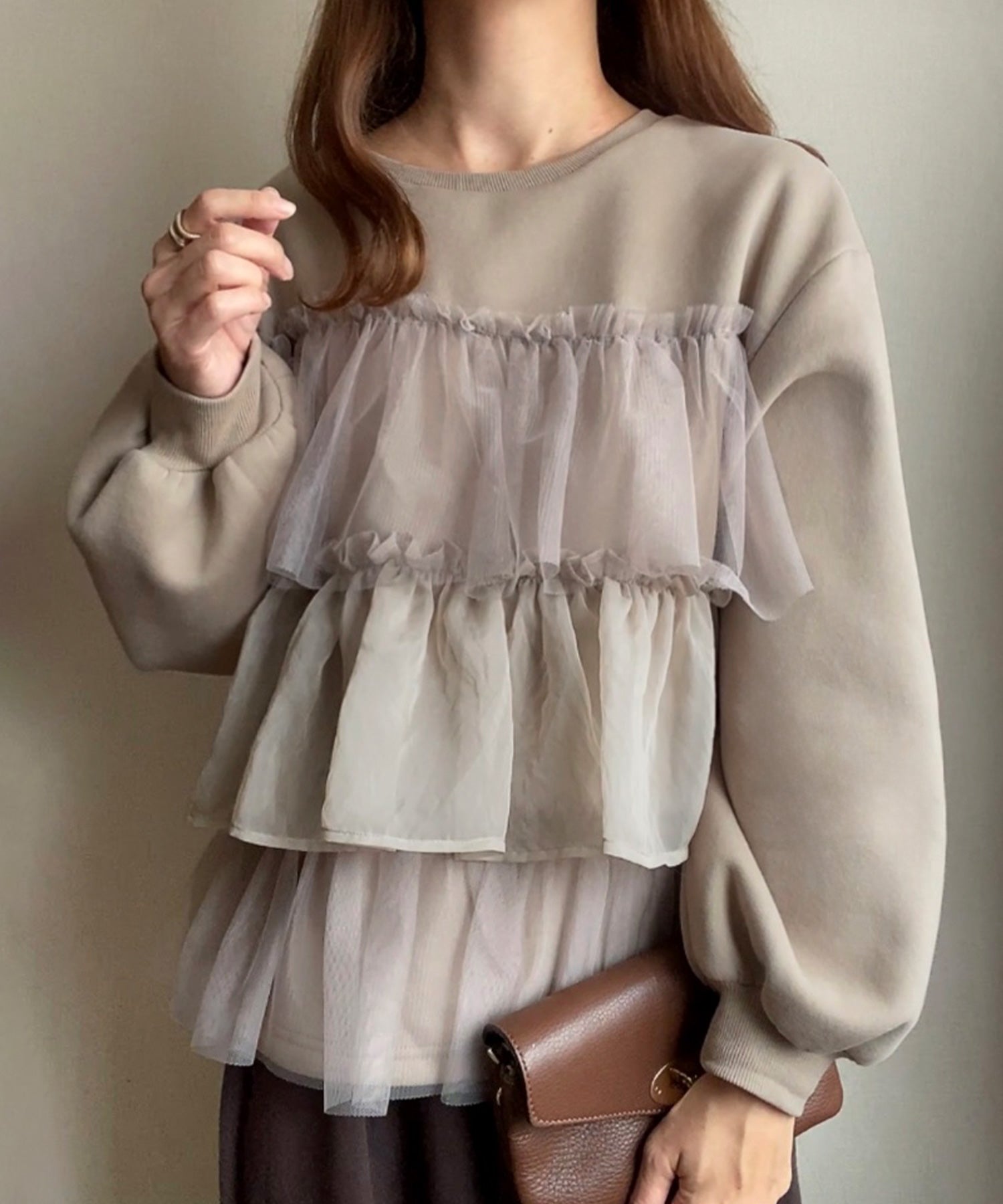 フィルー FILLOU FILLOU フリルドッキング裏起毛プルオーバー,グレージュ