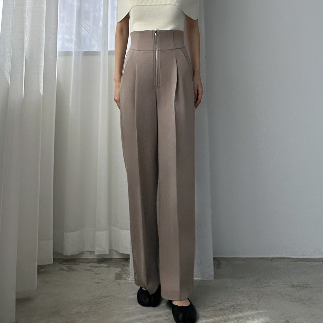 フィルー FILLOU Louere フロントジップハイウエストタックパンツ