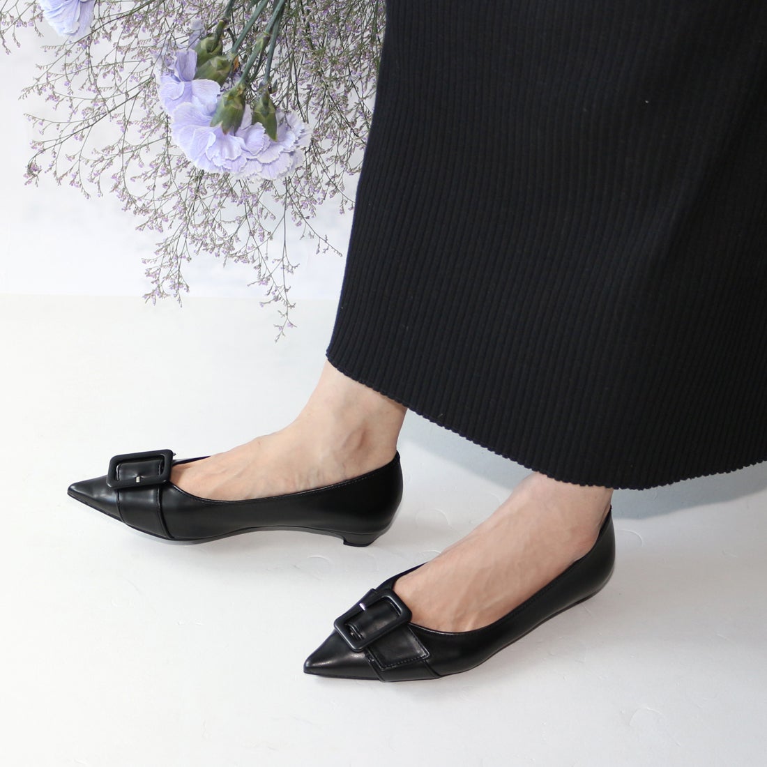 フィン Fin ポインテッドバックルパンプス【低反発スポンジ入り】,ブラックスムース