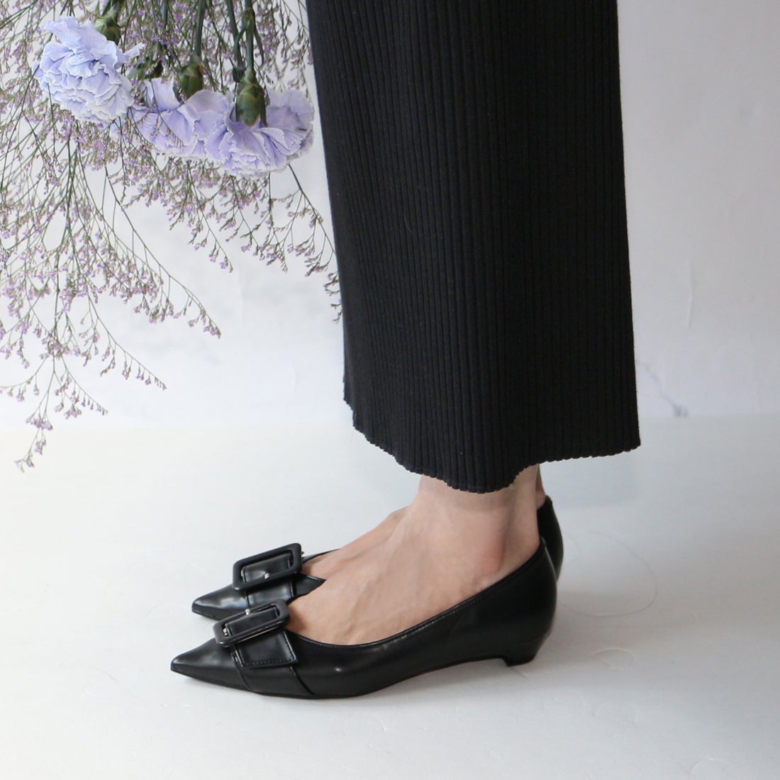 フィン Fin ポインテッドバックルパンプス【低反発スポンジ入り】