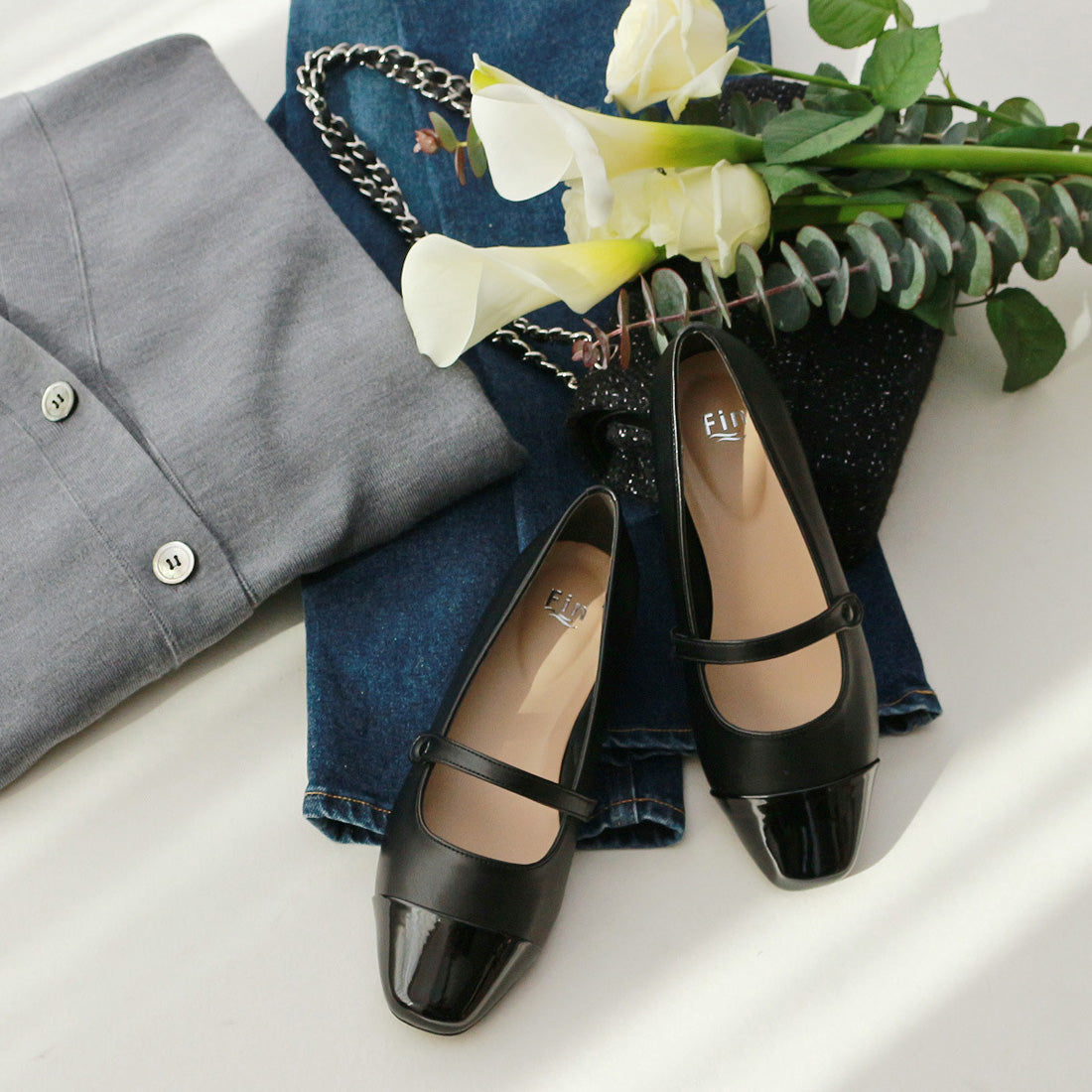 Fin Toe Cap Strap Flat Shoes [With Low Resilience Sponge]