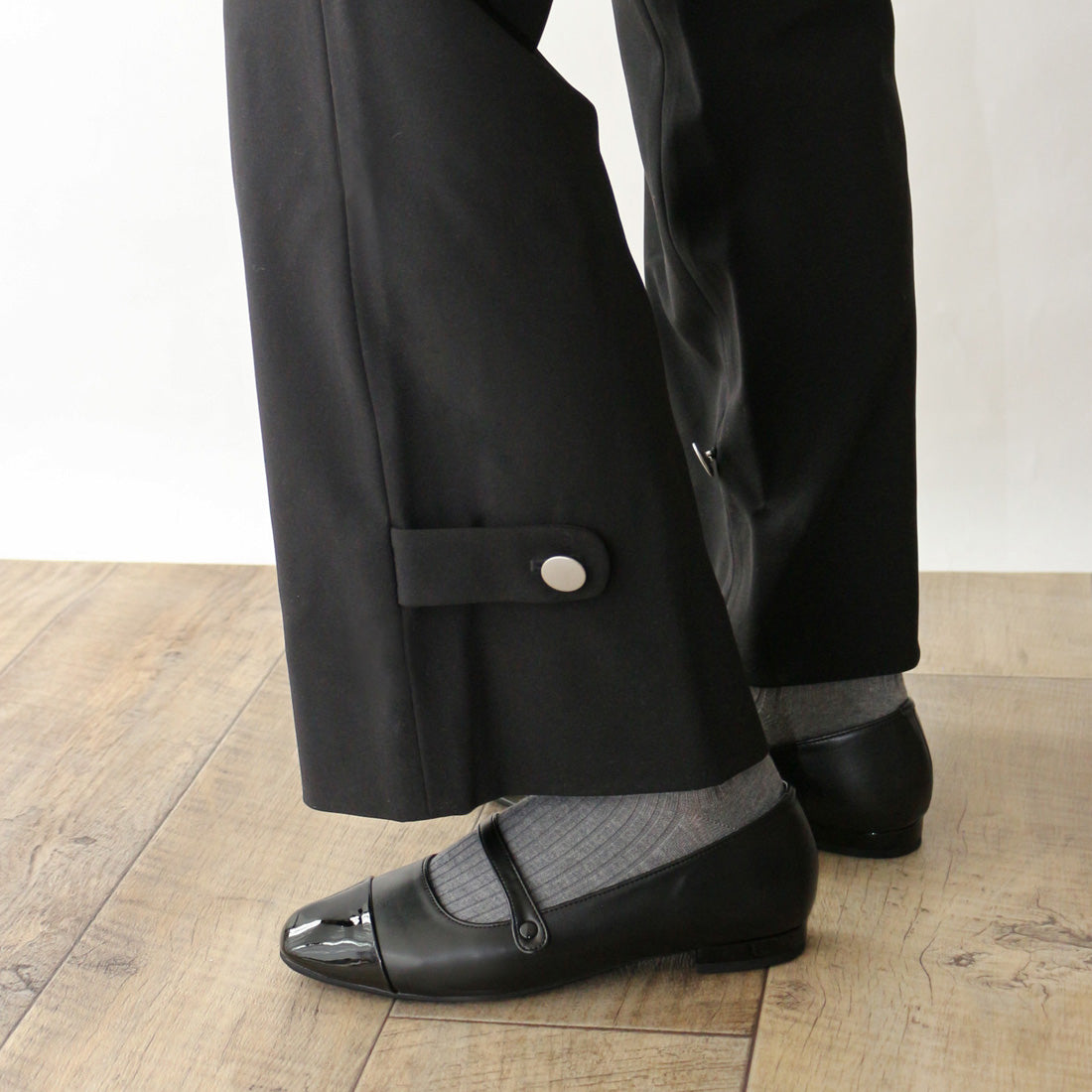 Fin Toe Cap Strap Flat Shoes [With Low Resilience Sponge]