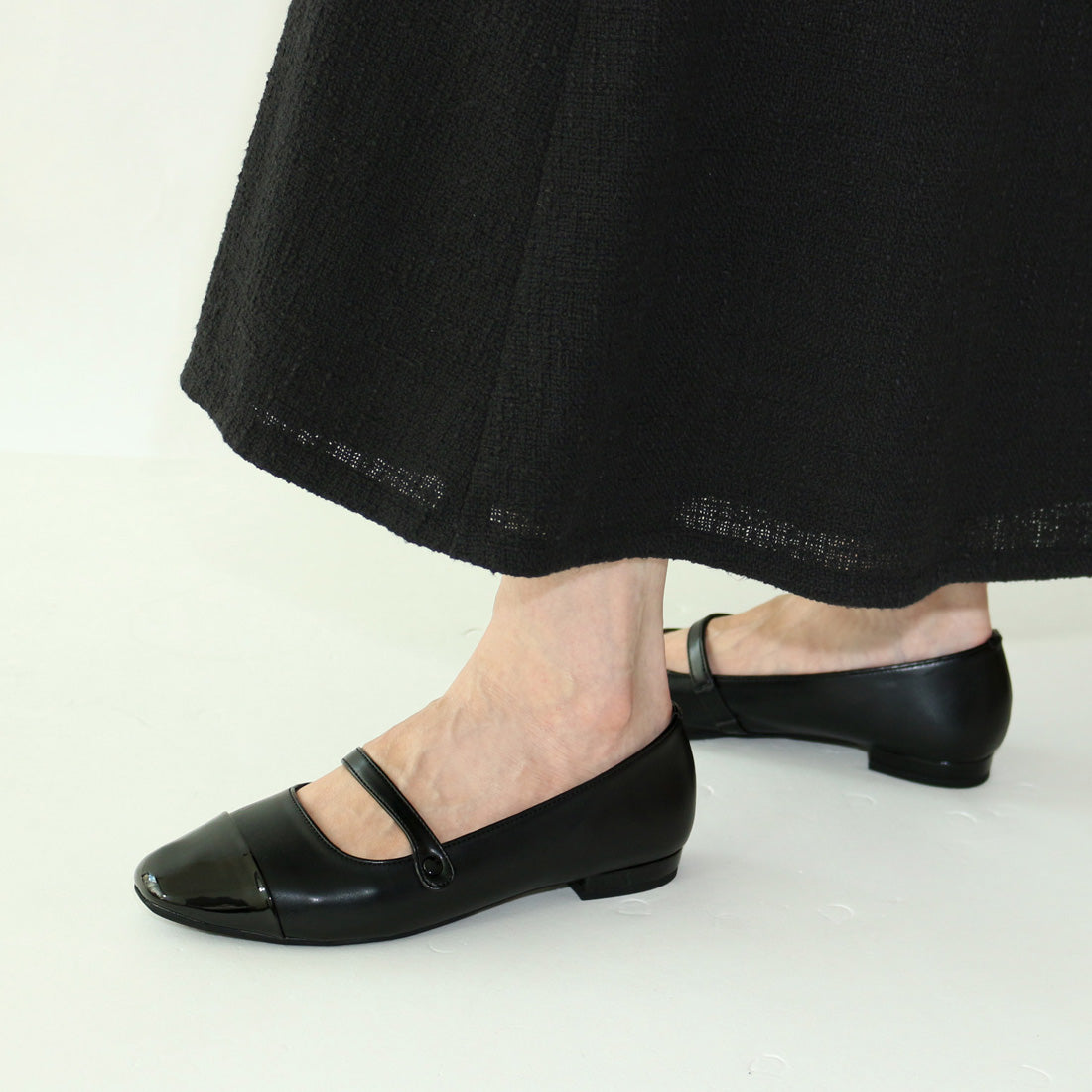 Fin Toe Cap Strap Flat Shoes [With Low Resilience Sponge]