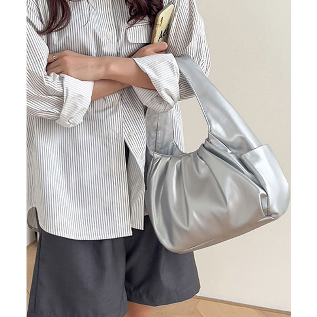 フロージュ florge レザータッチワンハンドルギャザーバッグ / 500mlペットボトル収納可 （キャメル） キャメル