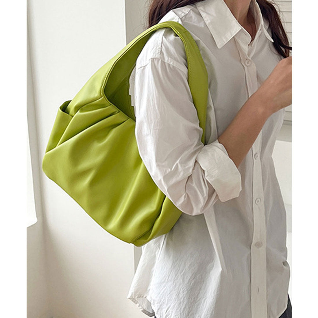 フロージュ florge レザータッチワンハンドルギャザーバッグ / 500mlペットボトル収納可 （ライム） ライム