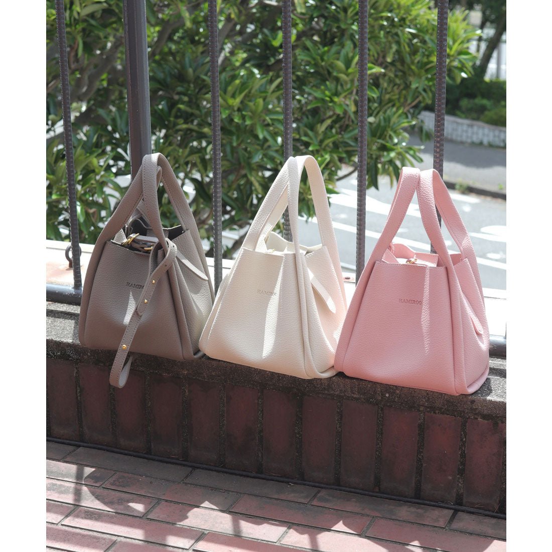 フロージュ florge 【ポーチ付・3点セット】2WAY シュリンクレザーキューブバッグ/ハンドバッグ/ショルダーバッグ （オフホワイト） オフホワイト
