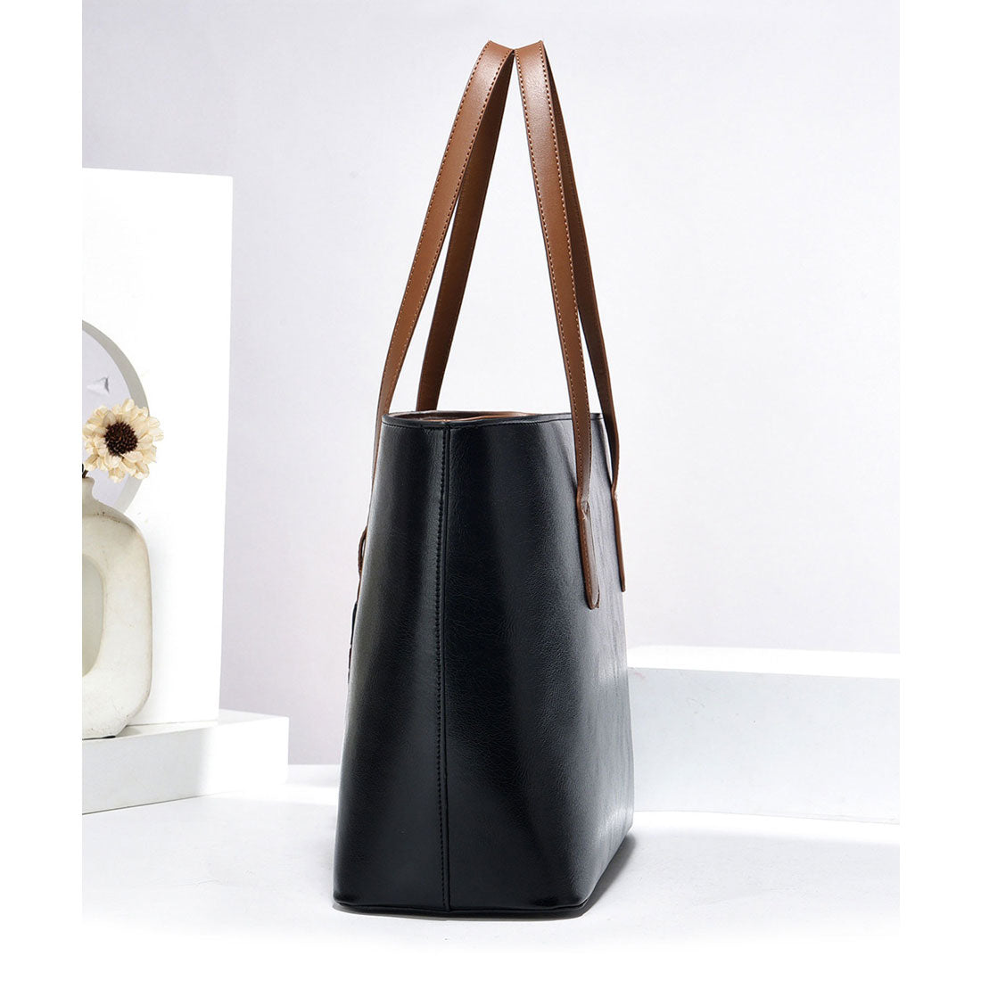 フロージュ florge 【ポーチチャーム付・A4収納可】レザーライクバイカラートートバッグ/ビジネスバッグ （オフホワイト） オフホワイト