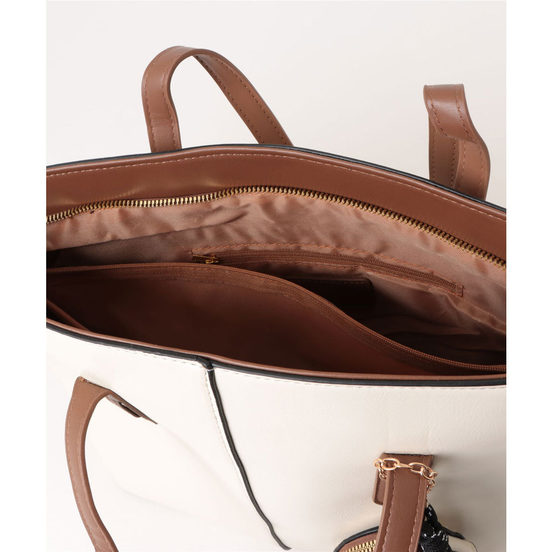 フロージュ florge 【ポーチチャーム付・A4収納可】レザーライクバイカラートートバッグ/ビジネスバッグ （オフホワイト） オフホワイト