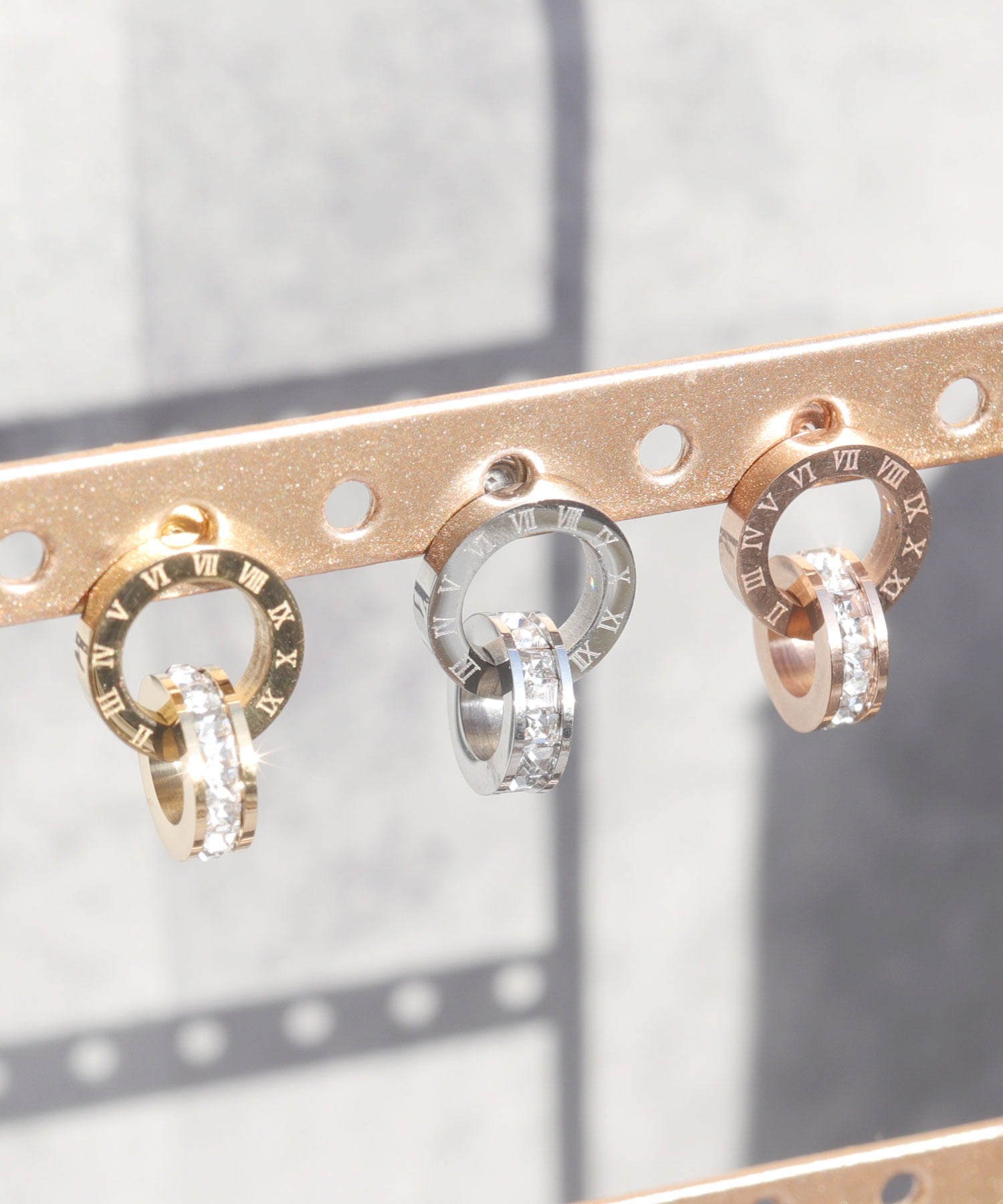 フロージュ florge 金属アレルギー対応 ローマ数字Wリングステンレスピアス
