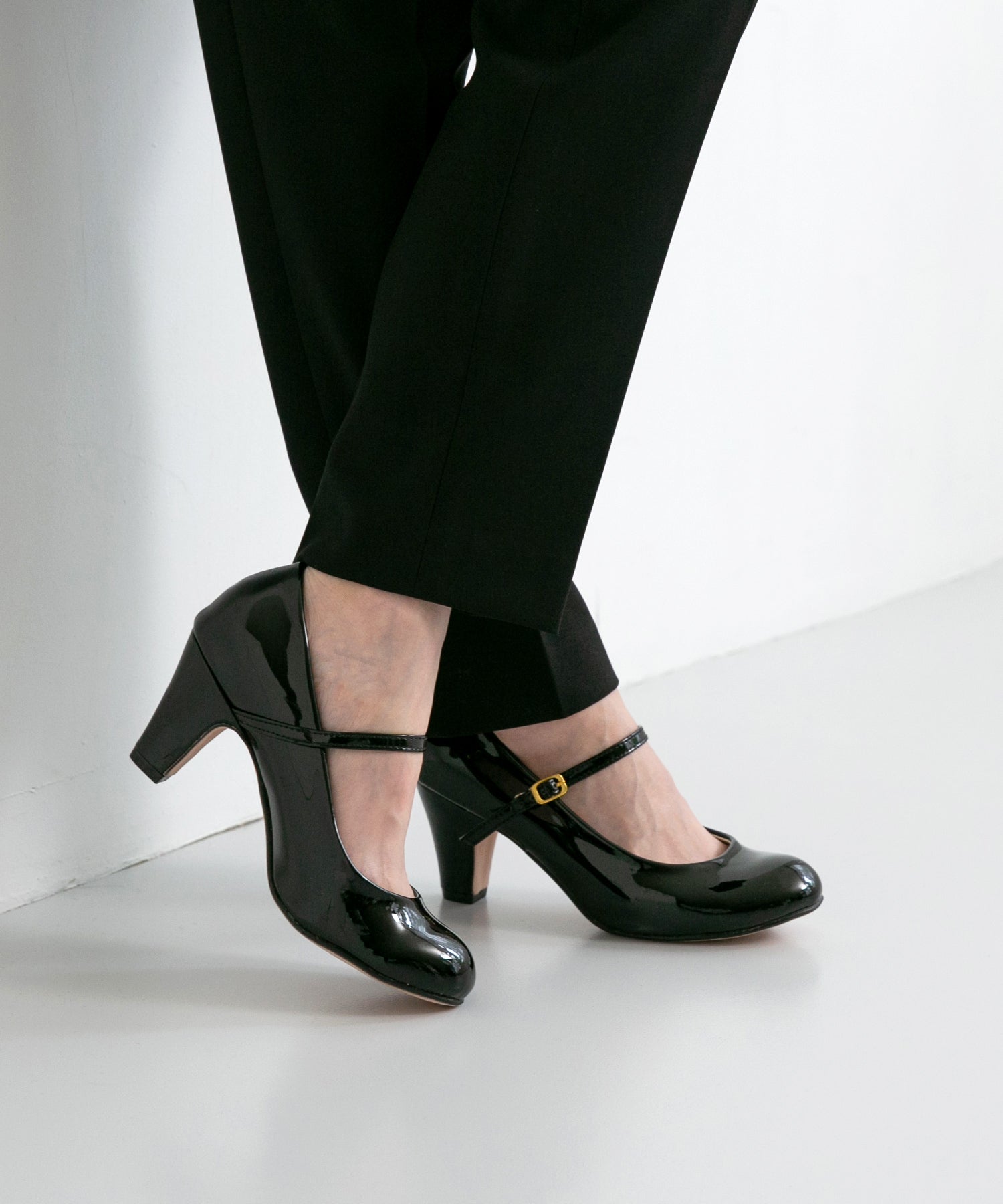 フリューン flune ラウンドトゥ ストラップ パンプス （ブラック／エナメル調） ブラック／エナメル調