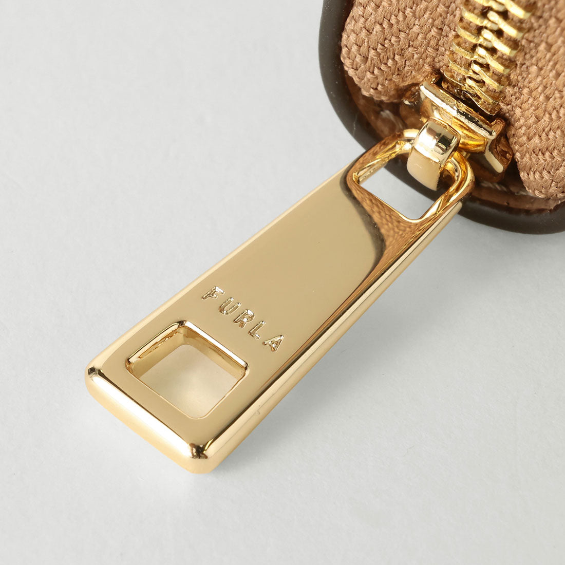 フルラ FURLA 長財布(ラウンドファスナー) カメリア XL ZIP AROUND WALLET WP00313 ARE000 1257S 1 007 （グレージュ） グレージュ