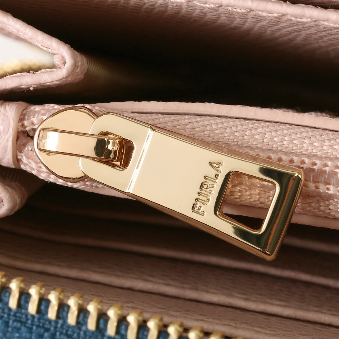 フルラ FURLA 長財布(ラウンドファスナー) カメリア XL ZIP AROUND WALLET WP00322 ARE000 4503S 1 007 （インディゴ/コローラ） インディゴ/コローラ