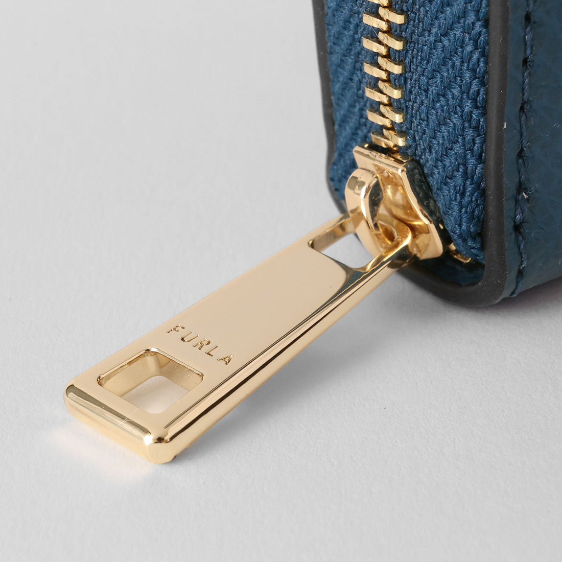 フルラ FURLA 長財布(ラウンドファスナー) カメリア XL ZIP AROUND WALLET WP00322 ARE000 4503S 1 007 （インディゴ/コローラ） インディゴ/コローラ