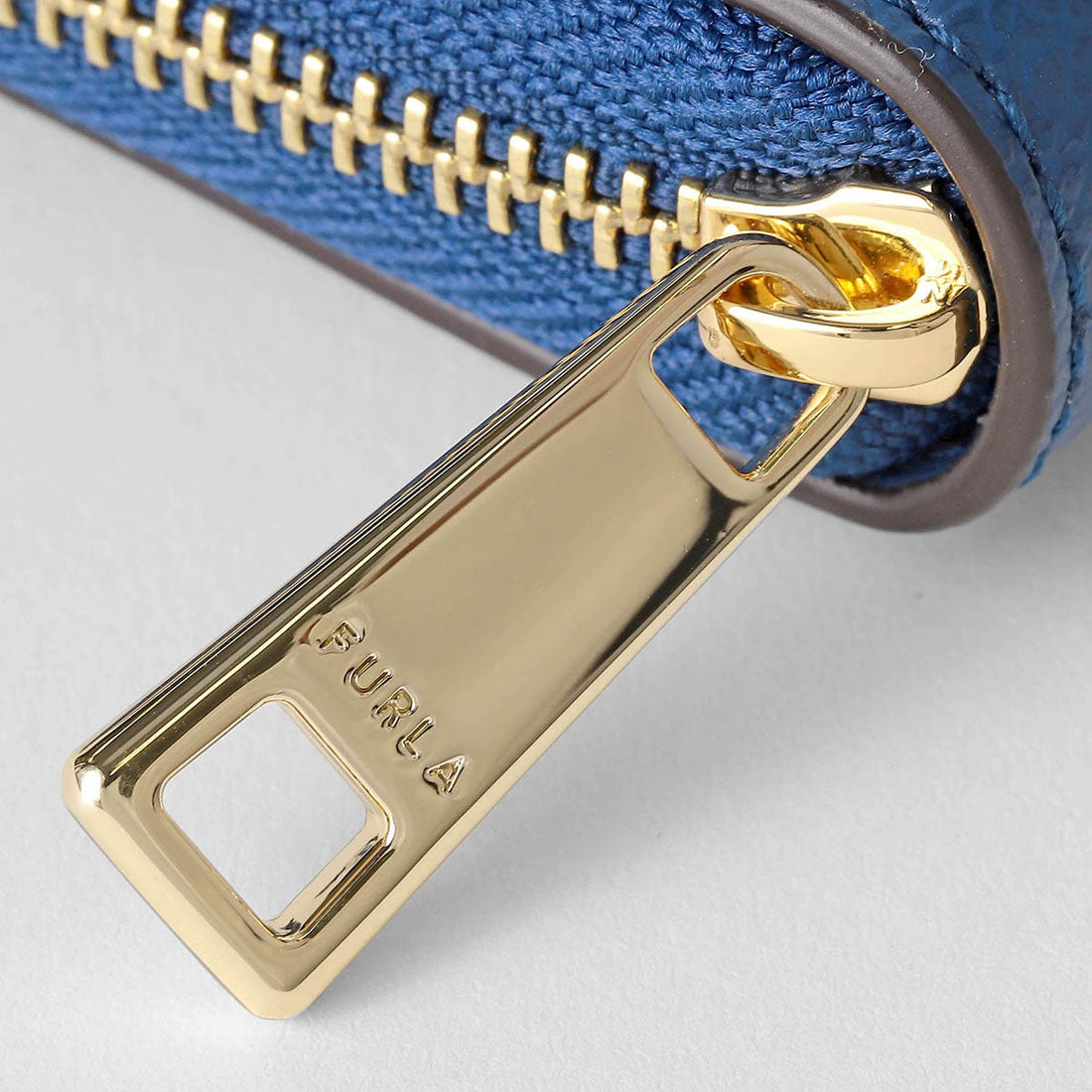 フルラ FURLA 長財布(ラウンドファスナー) カメリア XL ZIP AROUND WALLET WP00313 ARE000 4503S 1 007 （インディゴ/コローラ） インディゴ/コローラ