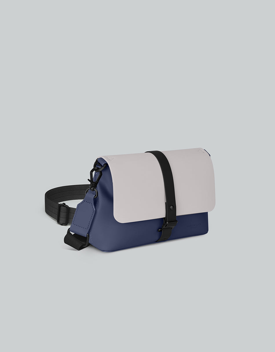 ガストンルーガ GASTON LUGA ガストンルーガ GASTON LUGA 【限定カラー】 Splash Crossbody Bag スプラッシュ クロスボディバッグ メッセンジャーバッグ （ダークブルー×トープ） （ダークブルー×トープ） ダークブルー×トープ