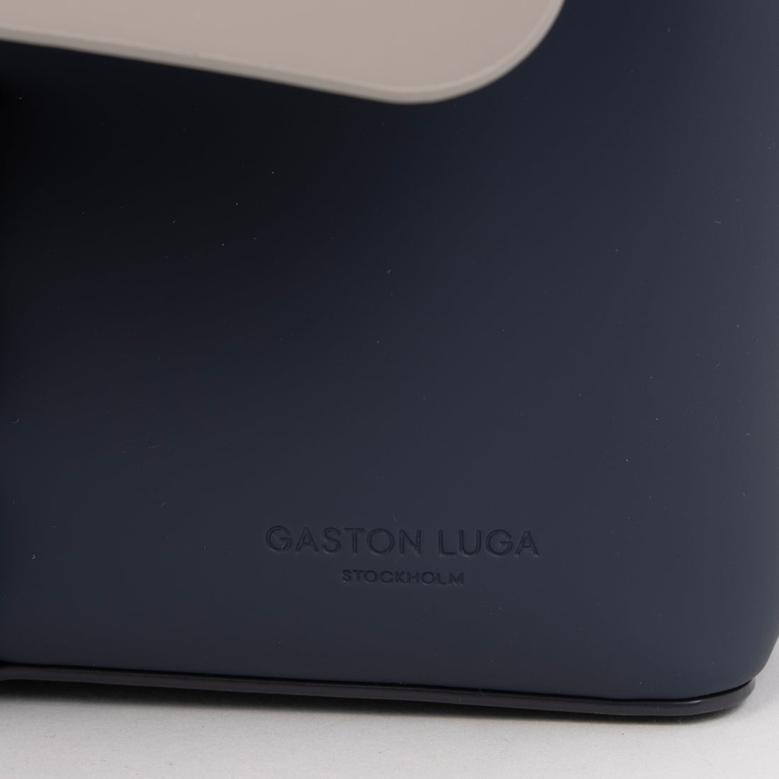 ガストンルーガ GASTON LUGA ガストンルーガ GASTON LUGA 【限定カラー】 Splash Crossbody Bag スプラッシュ クロスボディバッグ メッセンジャーバッグ （ダークブルー×トープ） （ダークブルー×トープ） ダークブルー×トープ