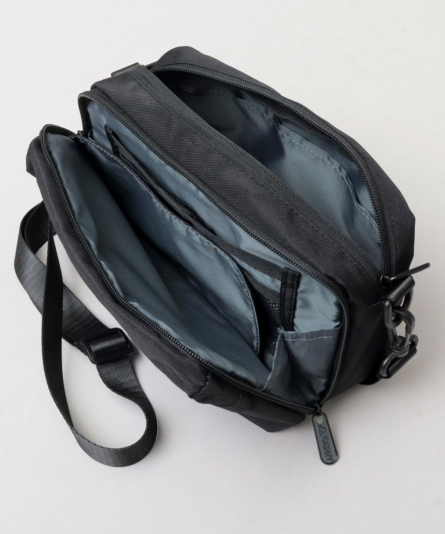 ジェリー GERRY 撥水加工 リサイクルポリエステル REPREVE マルチポケット 横型 ミニショルダーバッグ 旅行