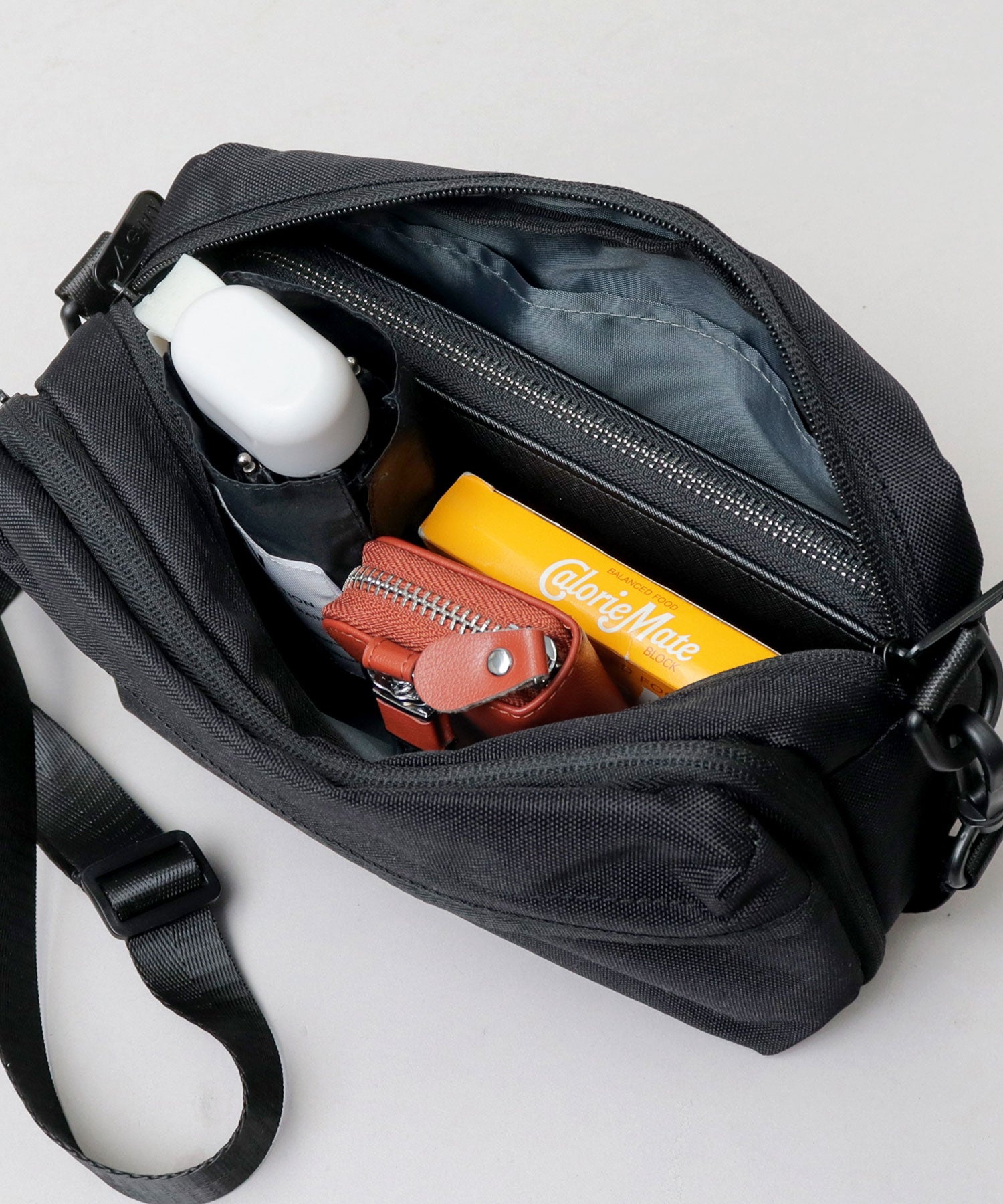 ジェリー GERRY 撥水加工 リサイクルポリエステル REPREVE マルチポケット 横型 ミニショルダーバッグ 旅行