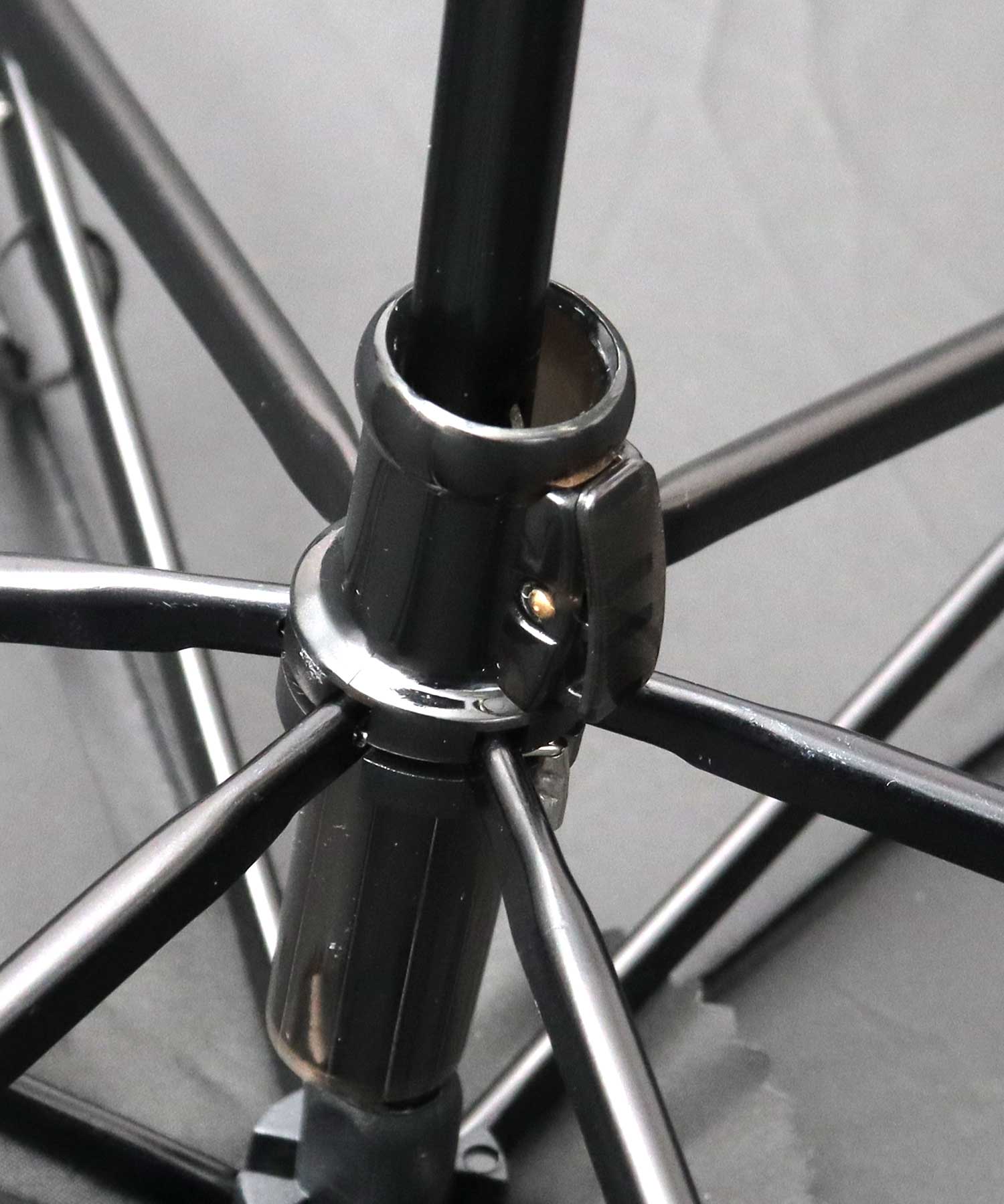 ジェリー GERRY 超撥水 軽量・スリム スマート メンズ折傘 大きめサイズ 58cm カラビナ付き （ベージュ） ベージュ