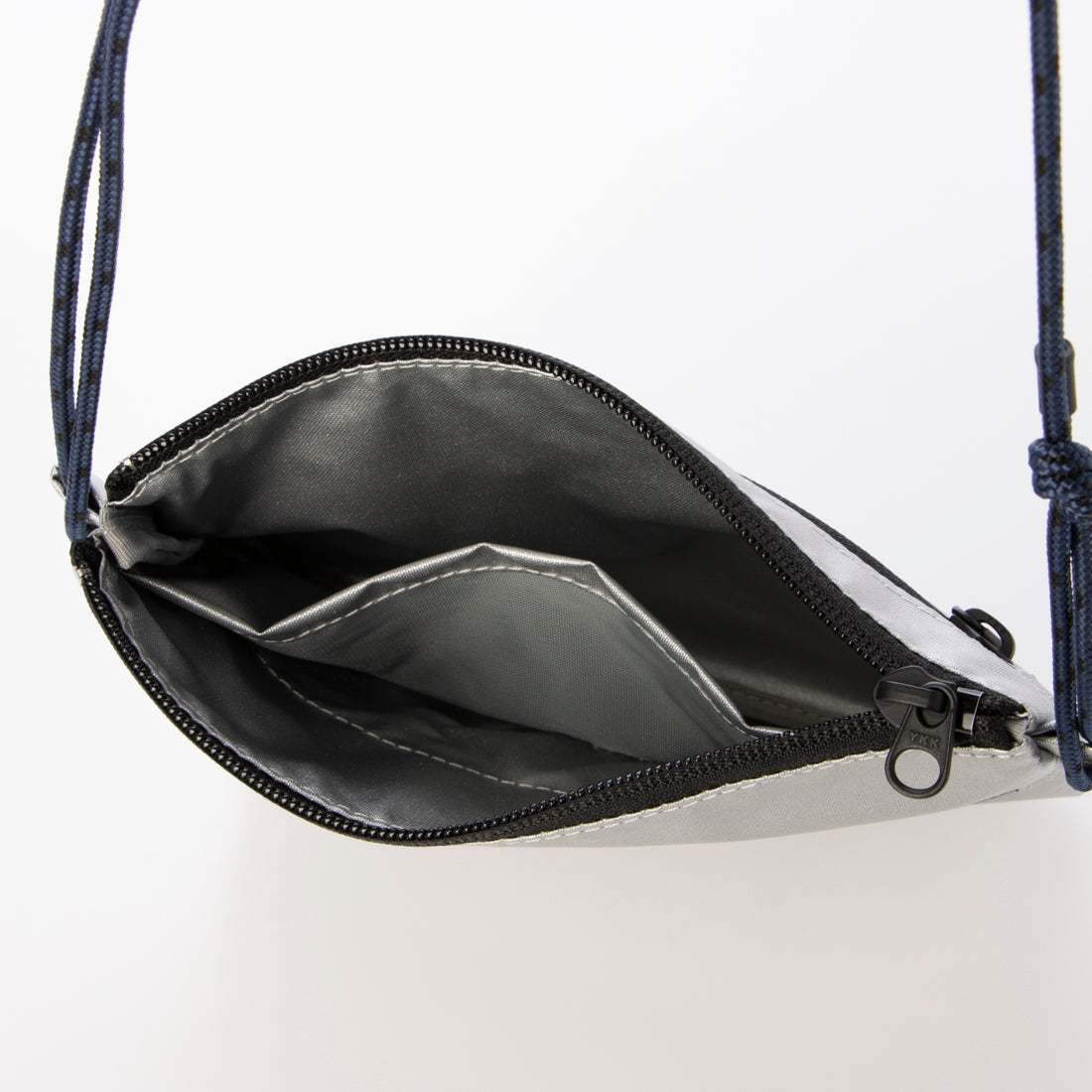 メゾンキャンバス MAISON CANVVAS M1039 メタリック TRAVEL WALLET （シルバー） シルバー