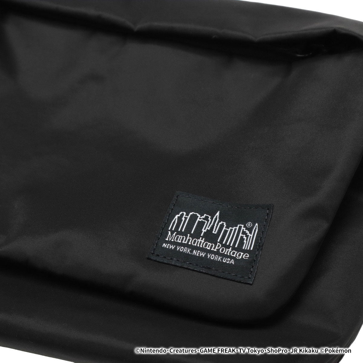 マンハッタンポーテージ ブラックレーベル Manhattan Portage/BLACK LABEL 日本正規品 メッセンジャーバッグ メンズ レディース 斜めがけ ブランド A5 IRVING MESSENGER BAG TWL POKEMON MP2600LTWLBLPKMN （Black） Black