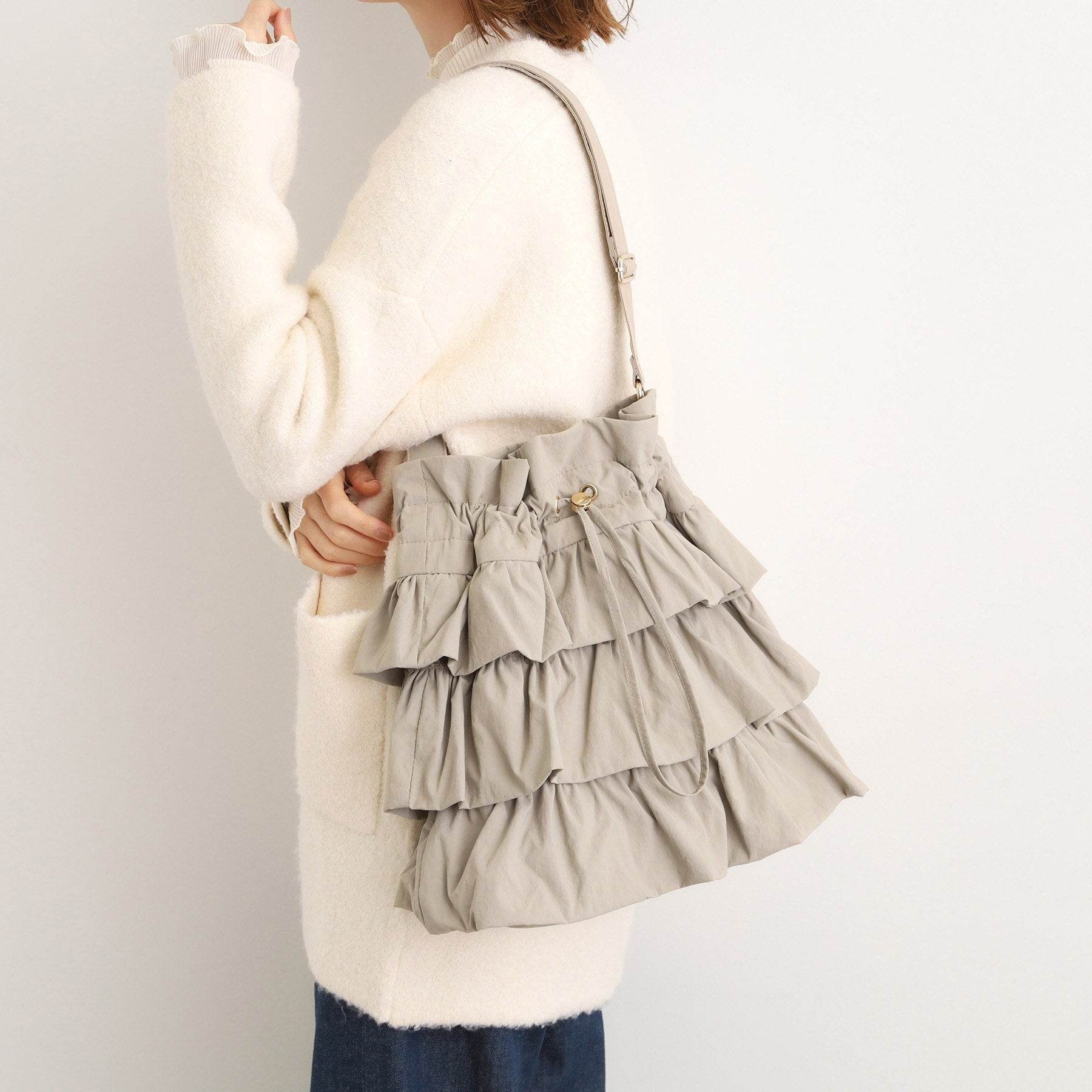 グローブ grove 【撥水】ティアードドロストショルダー （ライトベージュ(051)） ライトベージュ(051)