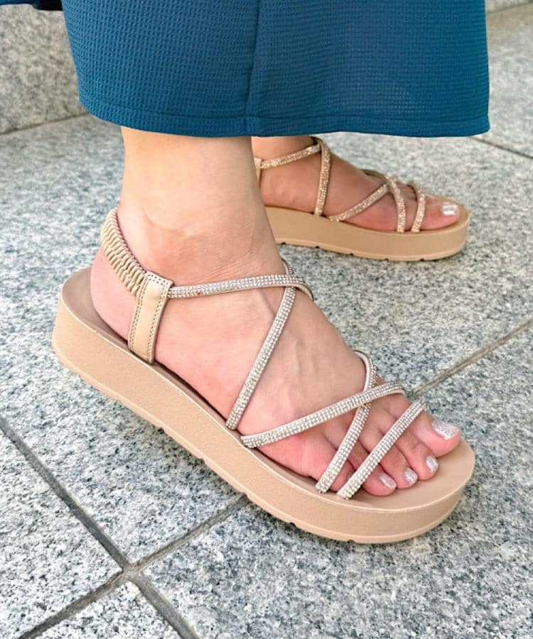 グローブ grove 【人間工学】ワンタッチラインストーンストラップ厚底サンダル （ホワイト(001)） ホワイト(001)