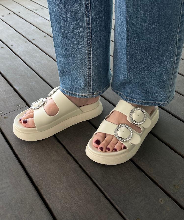 グローブ grove 厚底ダブルビジューバックルサンダル （アイボリー(004)） アイボリー(004)