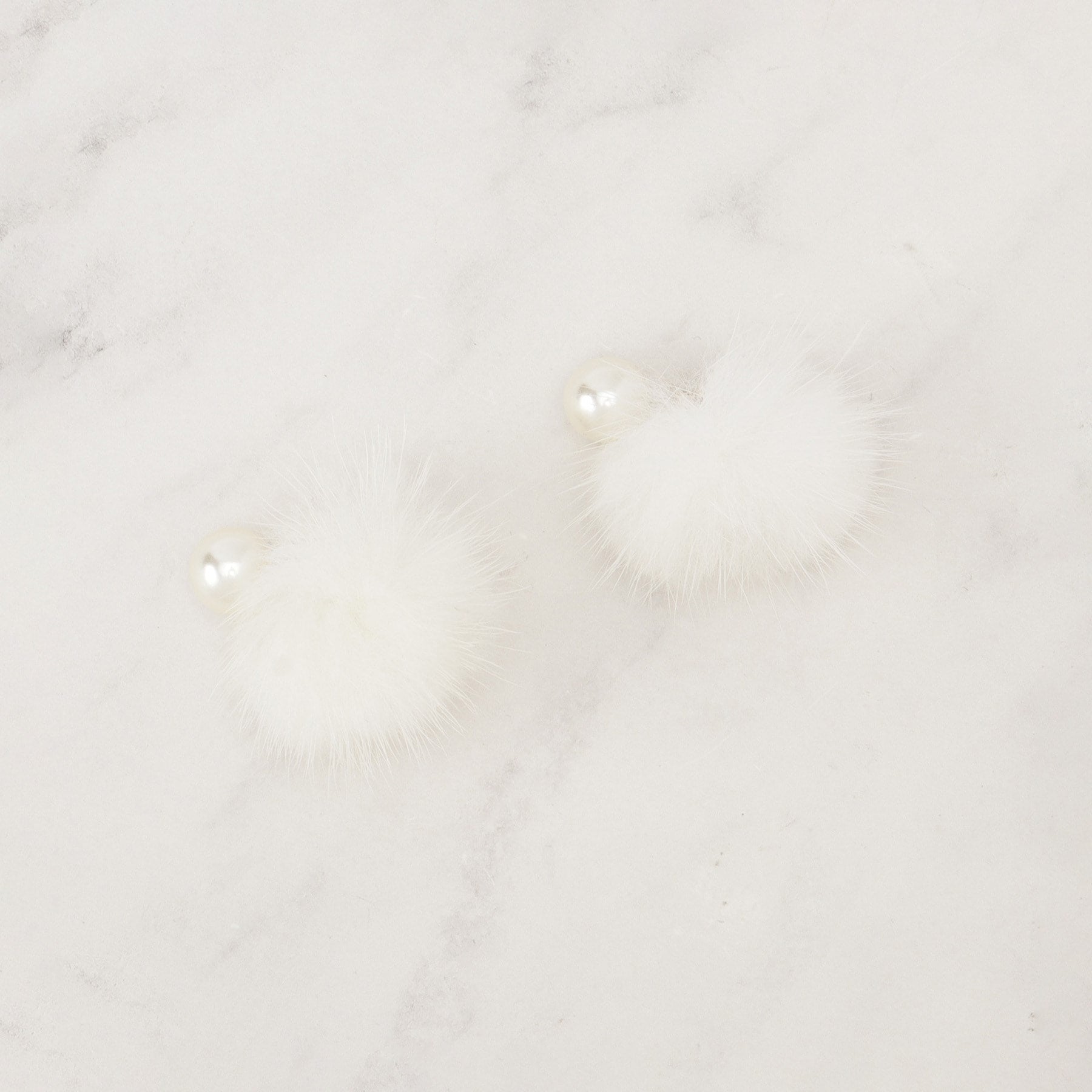 グローブ grove リバーシブルファーパール調ピアス （ホワイト(001)） ホワイト(001)