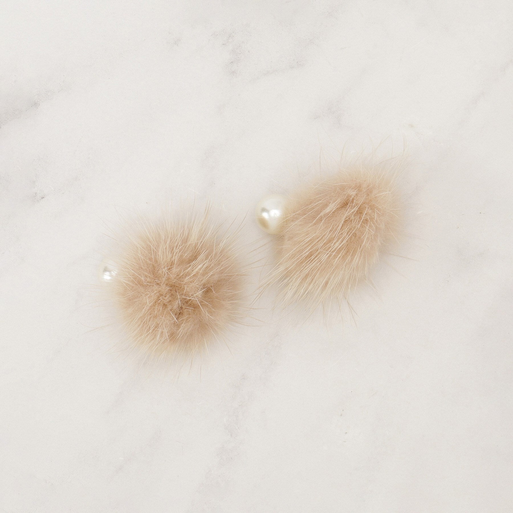 グローブ grove リバーシブルファーパール調ピアス （ホワイト(001)） ホワイト(001)