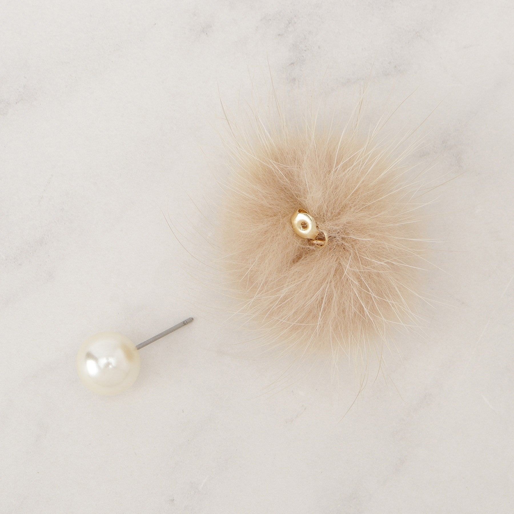 グローブ grove リバーシブルファーパール調ピアス （ホワイト(001)） ホワイト(001)