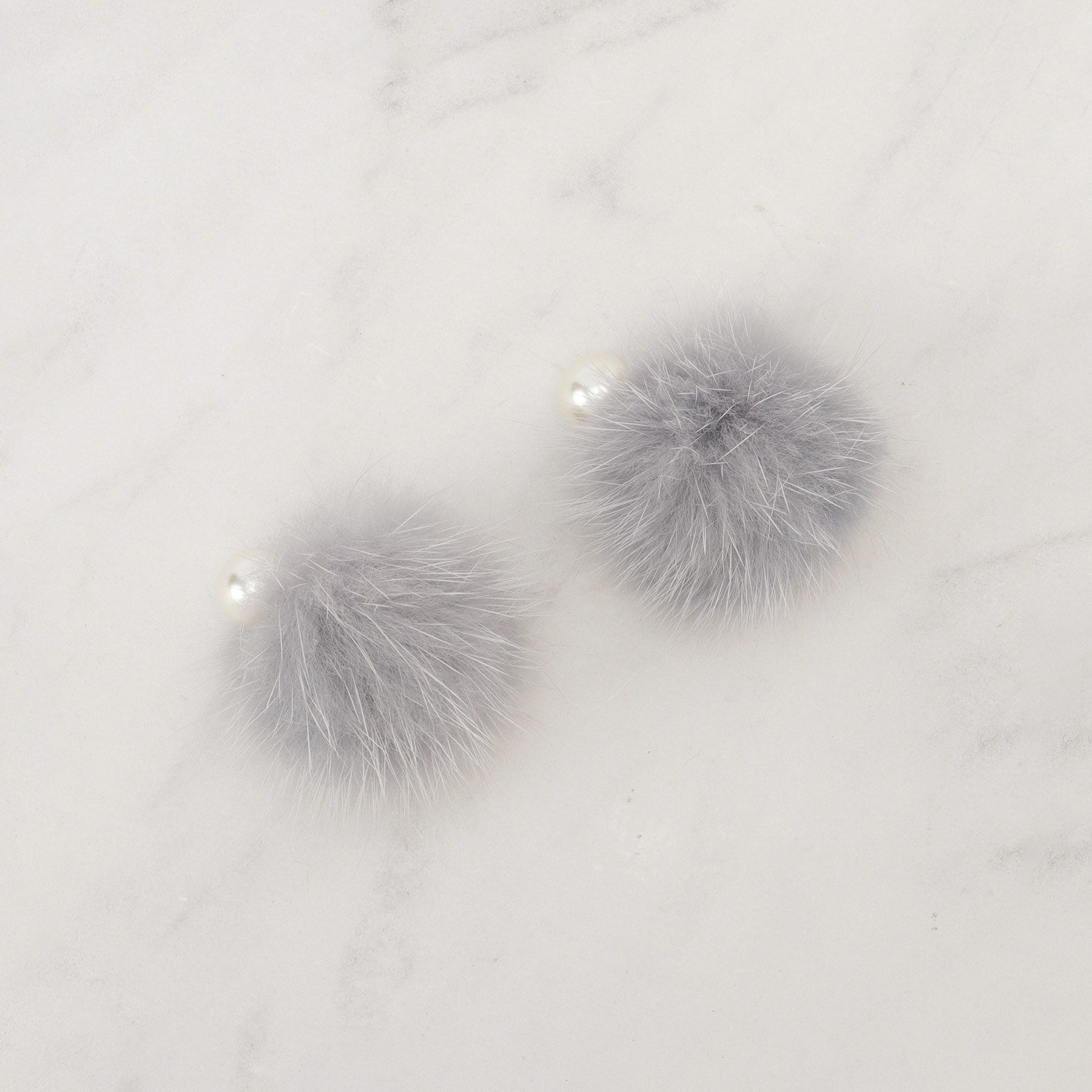 グローブ grove リバーシブルファーパール調ピアス （グレー(012)） グレー(012)