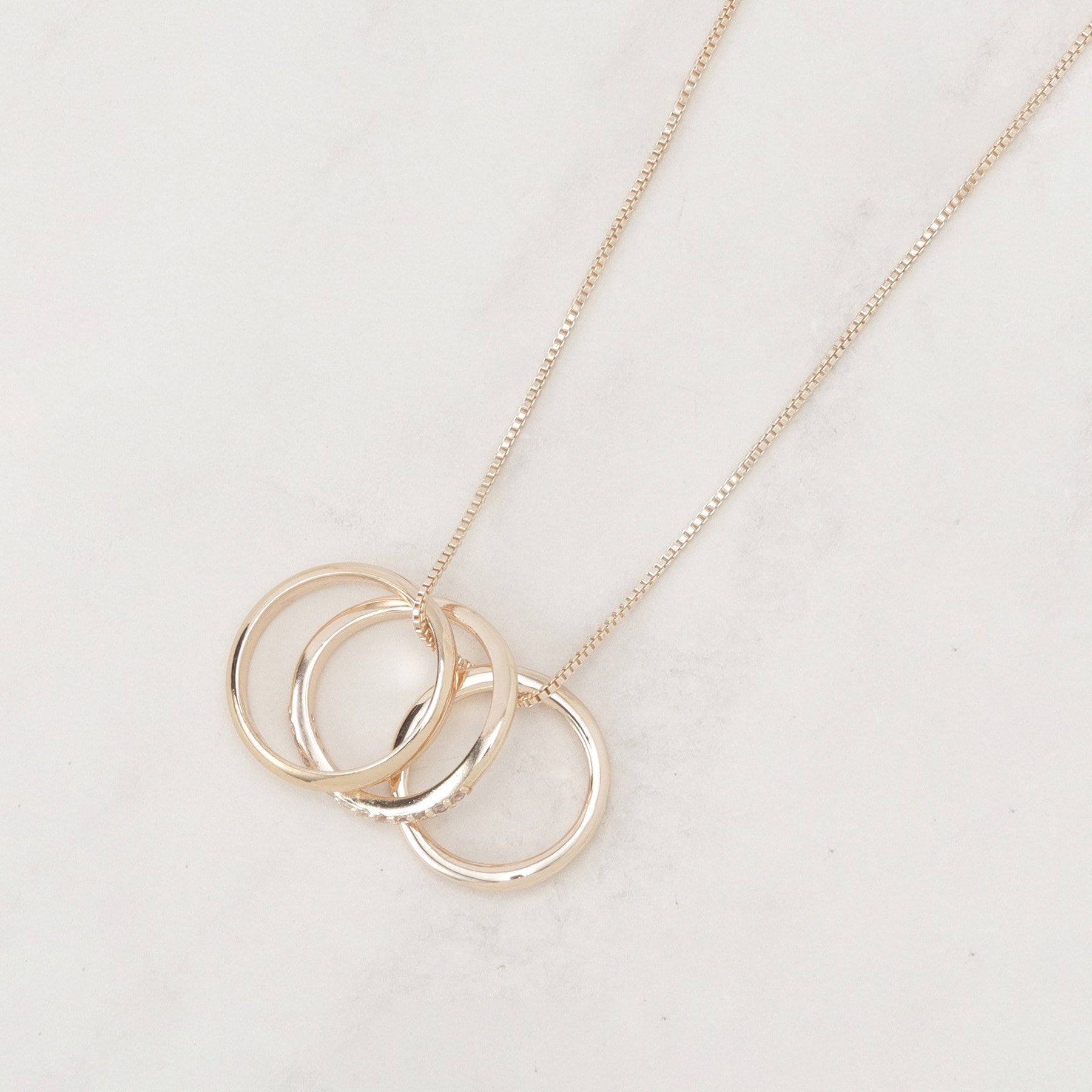 グローブ grove 3リングビジューネックレス （ピンクゴールド(005)） ピンクゴールド(005)