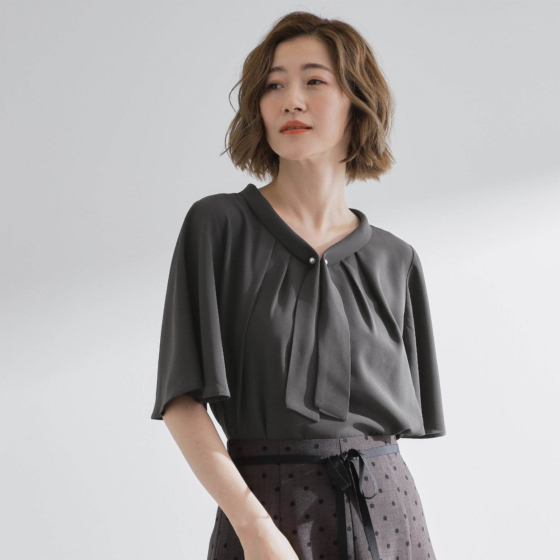 グローブ grove パール調ピン付ボウタイブラウス （スミクロ(018)） スミクロ(018)