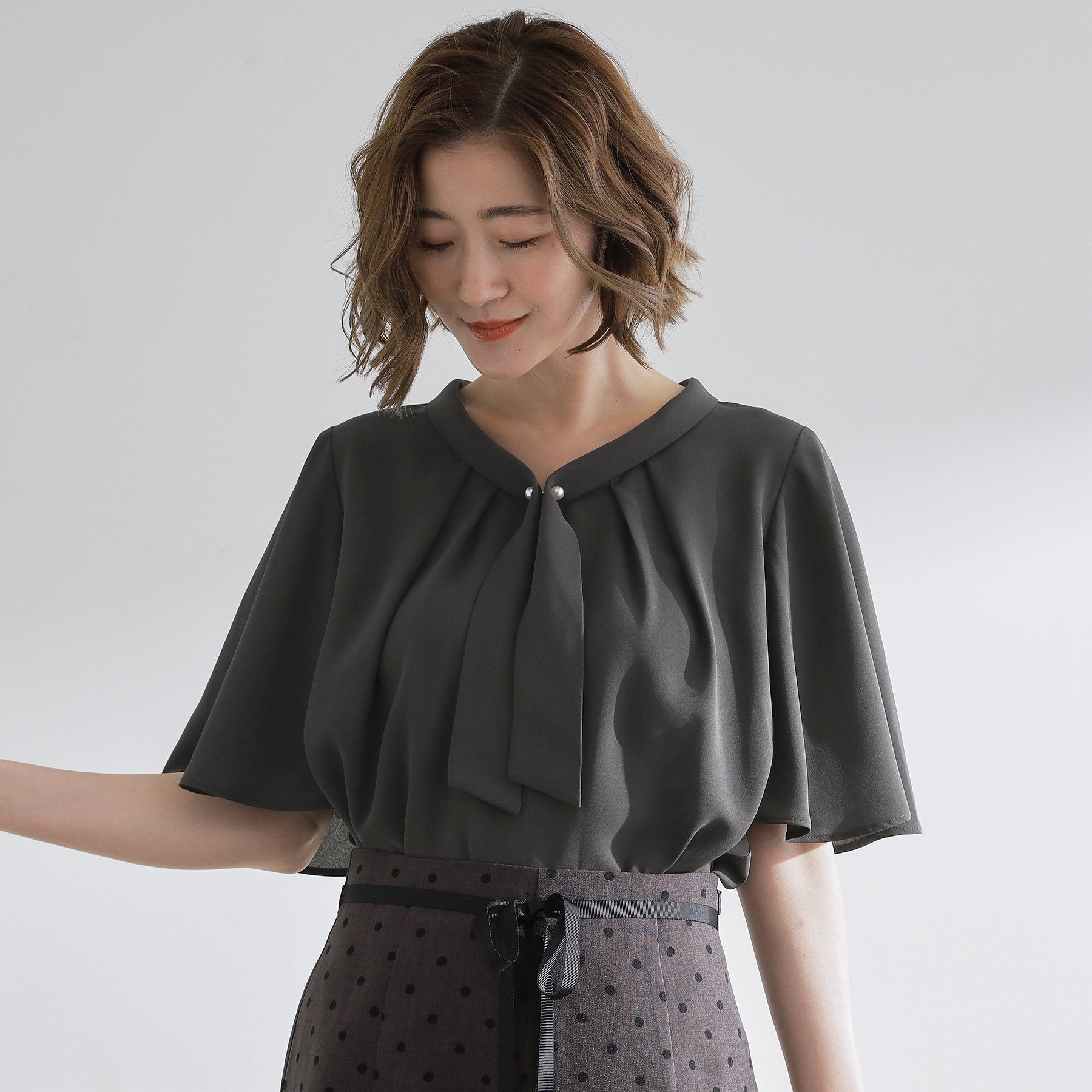 グローブ grove パール調ピン付ボウタイブラウス （スミクロ(018)） スミクロ(018)