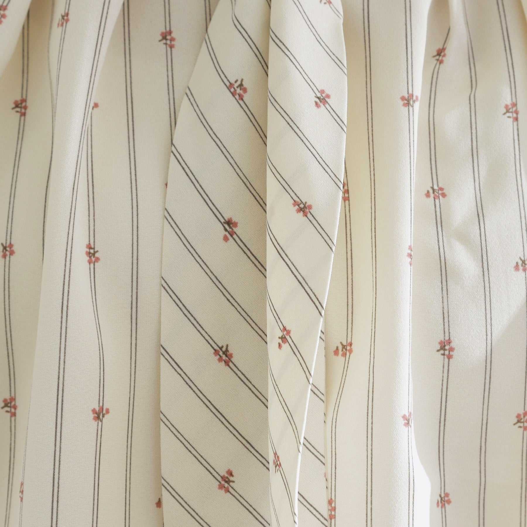 グローブ grove パール調ピン付ボウタイブラウス （スミクロ(018)） スミクロ(018)